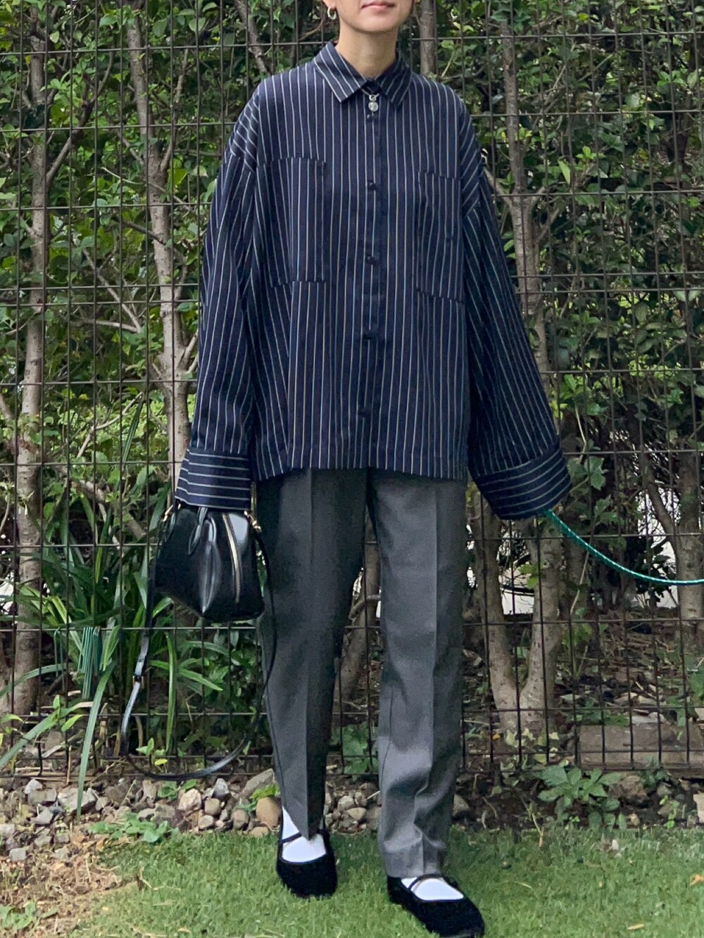 ブルー系のシャツ/ブラウス、グレー系のその他パンツ、ブラック系のバレエシューズを着用したレディースの秋コーディネートの4枚目の写真