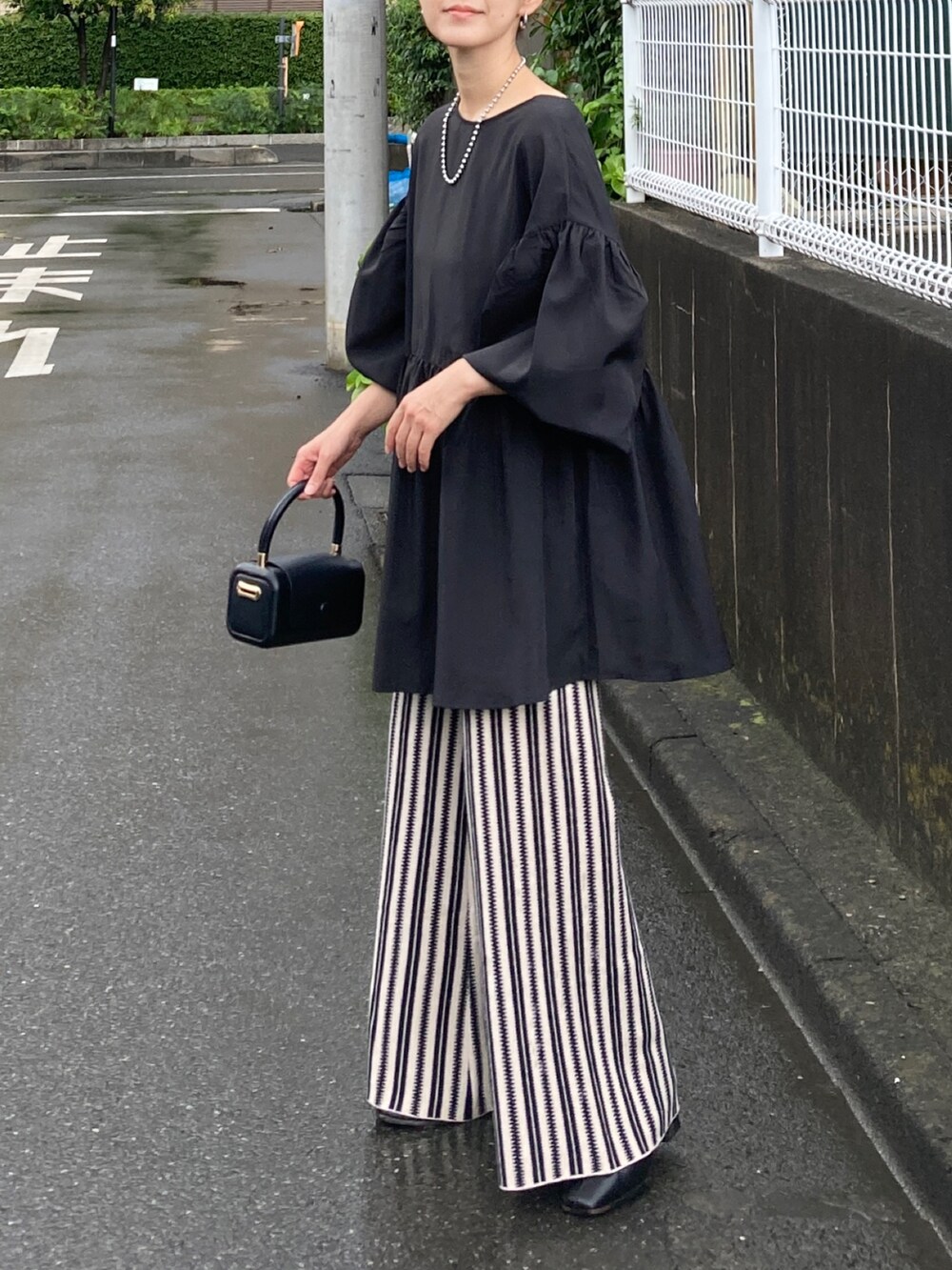 ブラック系のシャツ/ブラウス、ブラック系のその他パンツを着用したレディースの秋コーディネートの5枚目の写真