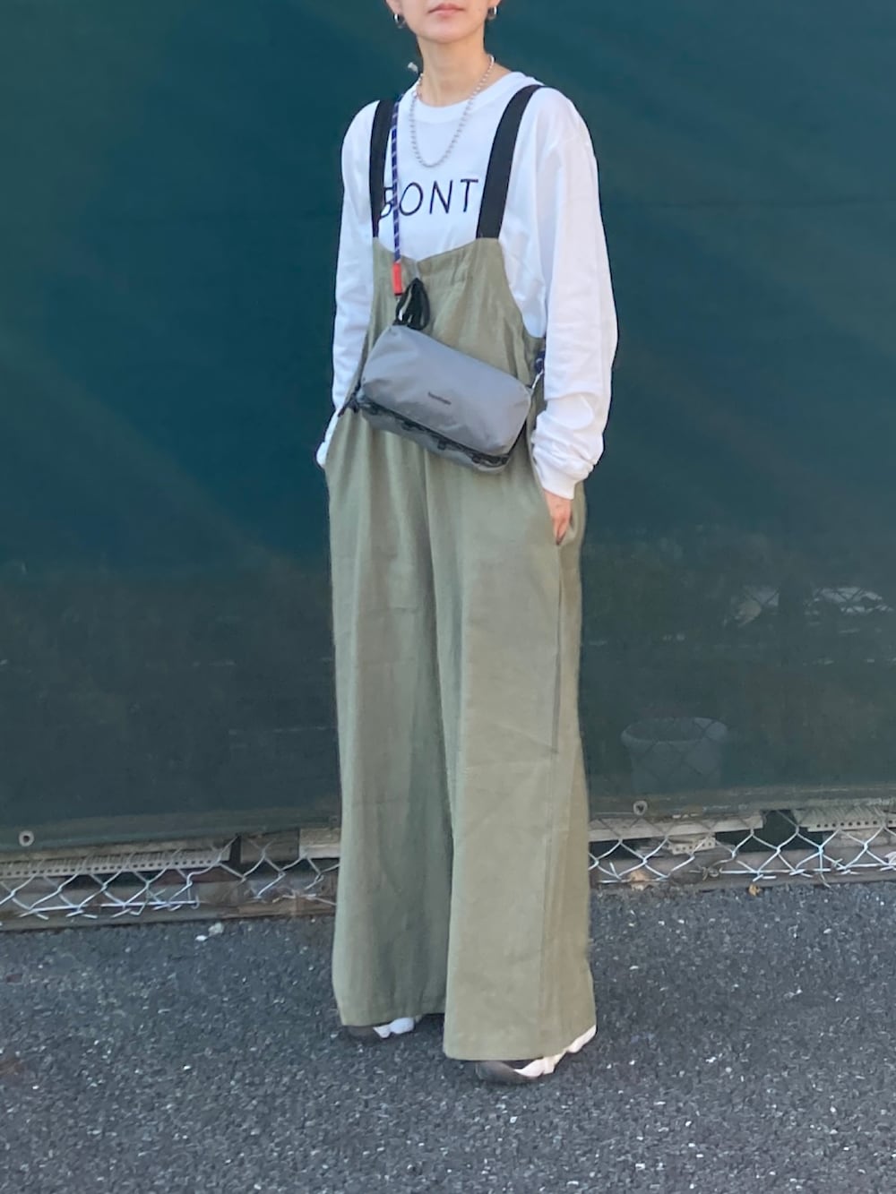 その他のTシャツ/カットソー、グレー系のショルダーバッグ、グリーン系のサロペット/オーバーオールを着用したレディースの夏コーディネートの2枚目の写真