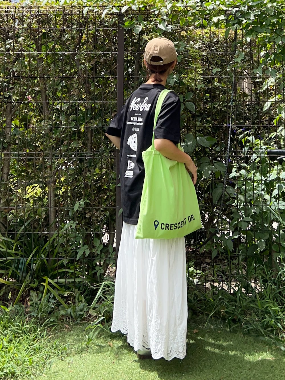 「夏コーデ、シンプルコーデ、モノトーン、プチプラ、NEW ERA、キャップ、ロゴT、Tシャツ、ロングスカート、スニーカー、トートバッグ、休日スタイル、きれいめカジュアル」｜「NEW ERAの【ユニセックス】NEW ERA/ニューエラ オーバーサイズ/バックプリントTシャツ 14670939/14670940/14670941（Tシャツ/カットソー、ブラック系）」を使った、ＫＲさん（レディース・159cm）の夏コーディネートの2枚目の写真