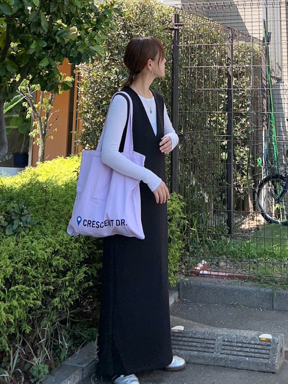 「シンプルコーデ、お出かけコーデ、秋コーデ、秋服準備はじめました、モノトーン、プチプラ、きれいめカジュアル、シアートップス、ワンピース、ジャンパースカート、トートバッグ、スニーカー」｜「OMNESのリブシアークルーネック長袖トップスカットソー（Tシャツ/カットソー、ホワイト系）」を使った、ＫＲさん（レディース・159cm）の夏コーディネートの3枚目の写真