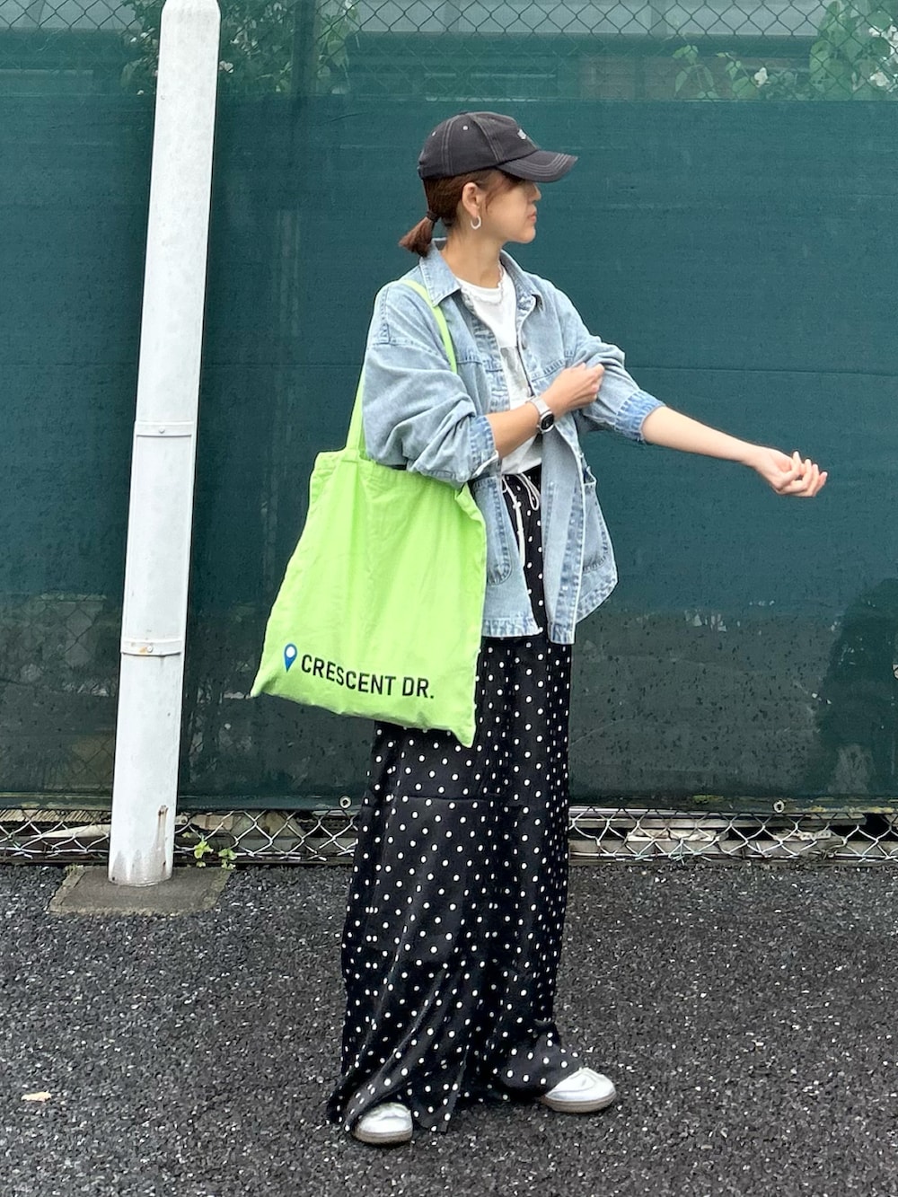 ブラック系のスラックス、ブルー系のデニムジャケット、ホワイト系のTシャツ/カットソーを着用したレディースの夏コーディネートの3枚目の写真