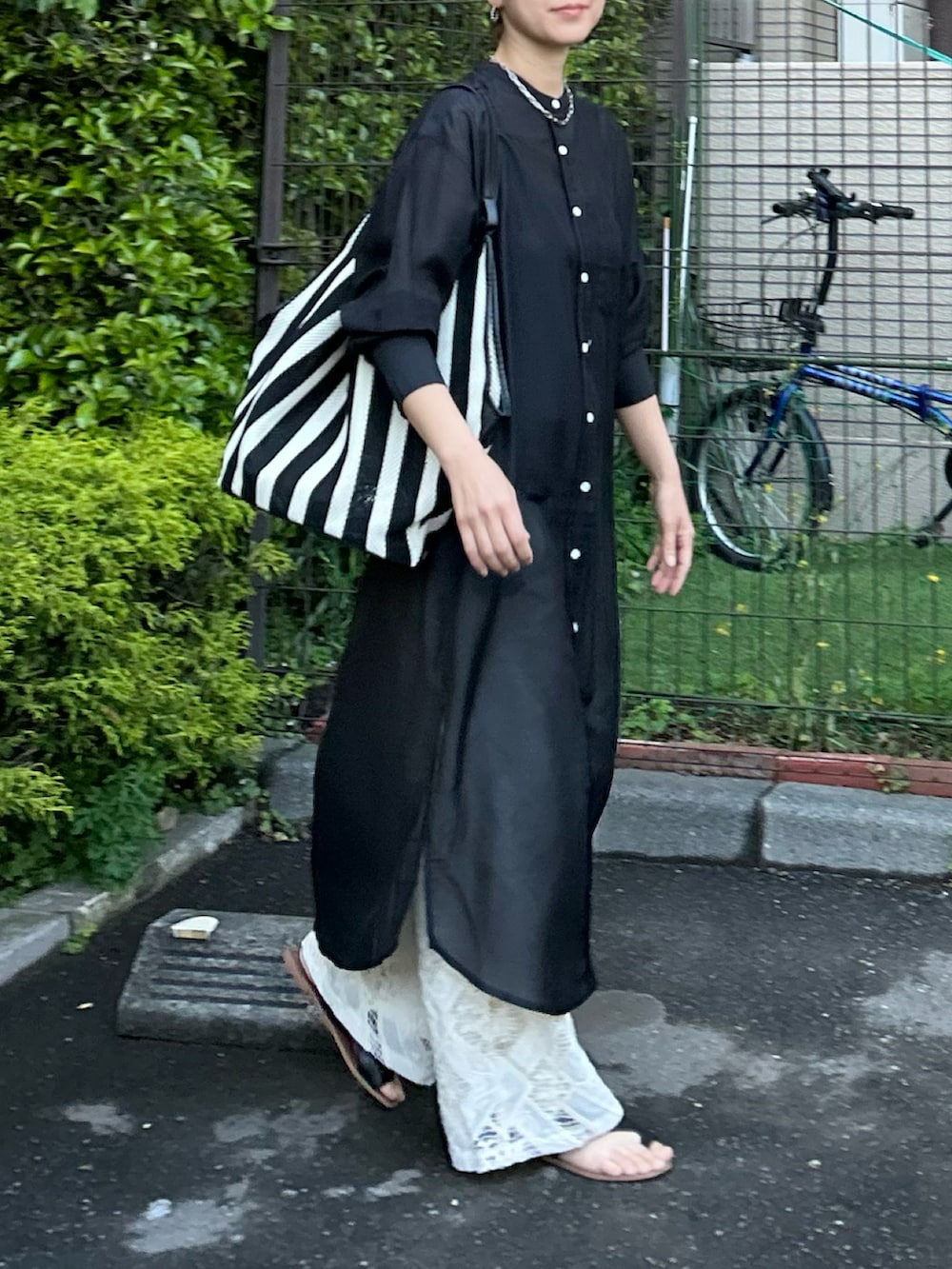 「春夏コーデ、お出かけコーデ、モノトーン、レイヤードスタイル、休日スタイル、大人カジュアル、きれいめカジュアル、シースルー、シャツワンピ、ワンピース、レースパンツ、ショルダーバッグ、プチプラ、サンダル」｜「OMNESのシアーロングシャツワンピース（ワンピース、ブラック系）」を使った、ＫＲさん（レディース・159cm）の春コーディネートの5枚目の写真