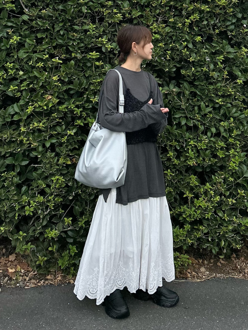 グレー系のTシャツ/カットソー、ブラック系のベスト、シルバー系のショルダーバッグを着用したレディースの夏コーディネートの4枚目の写真