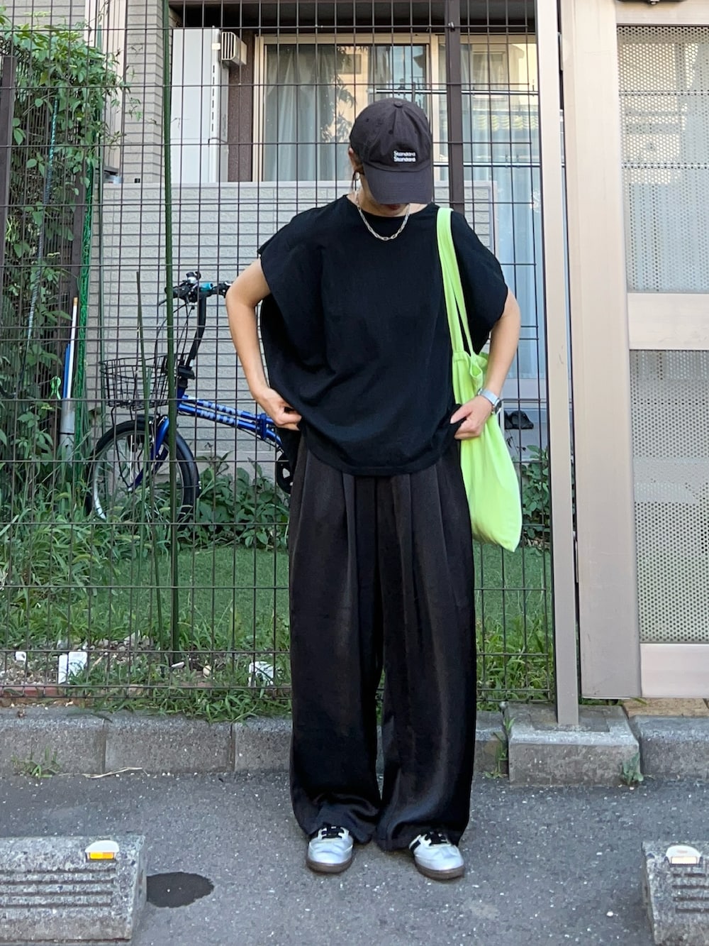 ブラック系のTシャツ/カットソー、ブラック系のその他パンツ、シルバー系のスニーカーを着用したレディースの夏コーディネートの2枚目の写真