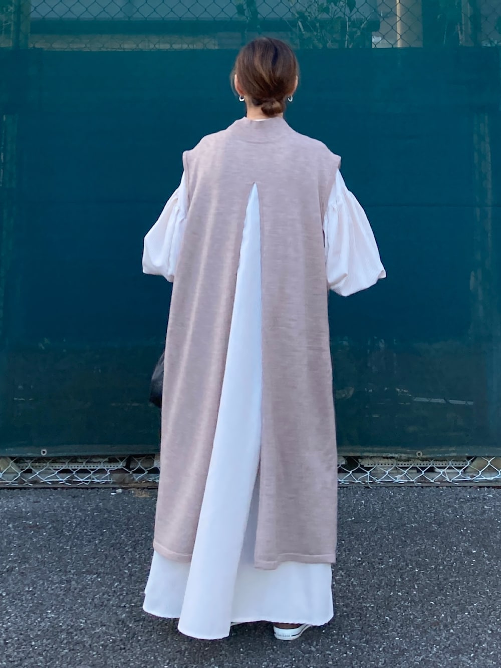 「秋服準備はじめました、秋コーデ、淡色コーデ、レイヤードスタイル、休日スタイル、ベージュ、プチプラ、きれいめカジュアル、ロングワンピース、ニットワンピース、ワンピース、ベスト、ボリューム袖、ミニバッグ、巾着バッグ」｜「CORNERS by KRのCORNERS by KR 2wayハイネックスリットニットワンピ（ワンピース、ベージュ系）」を使った、ＫＲさん（レディース・159cm）の秋コーディネートの2枚目の写真