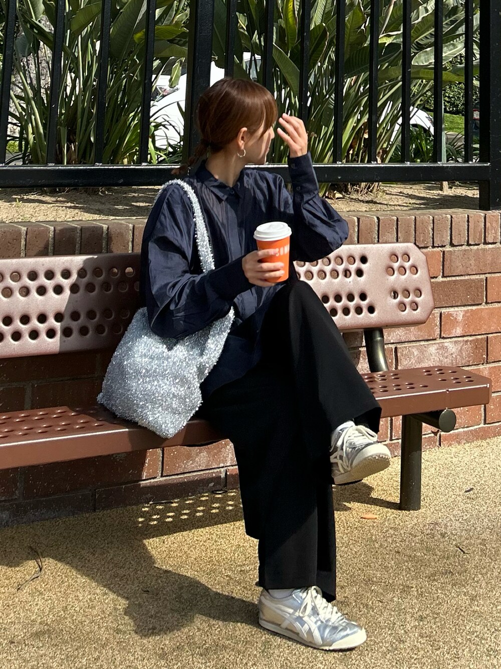 ブルー系のシャツ/ブラウス、シルバー系のトートバッグ、ブラック系のその他パンツを着用したレディースの冬コーディネートの4枚目の写真
