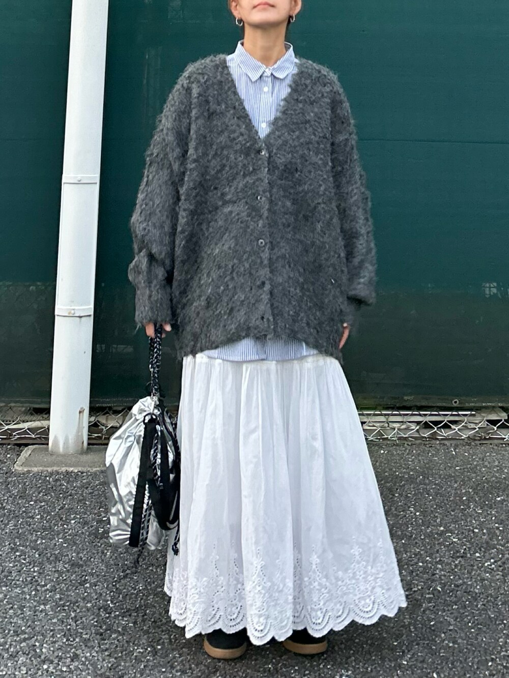 グレー系のカーディガン/ボレロ、ブルー系のシャツ/ブラウス、シルバー系のショルダーバッグを着用したレディースの秋コーディネートの5枚目の写真