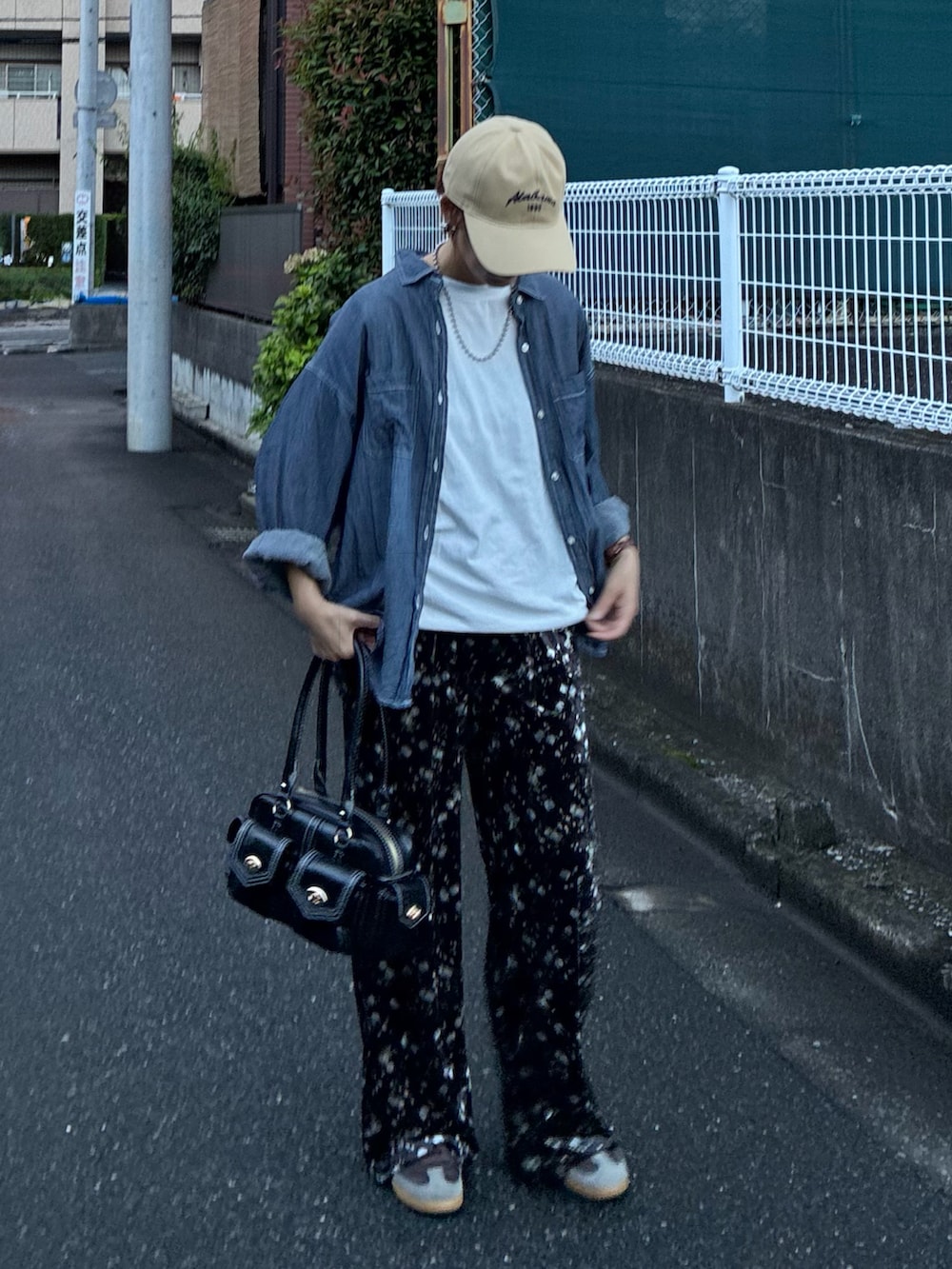 ブルー系のシャツ/ブラウス、ホワイト系のTシャツ/カットソー、ブラウン系のその他パンツを着用したレディースの夏コーディネートの3枚目の写真