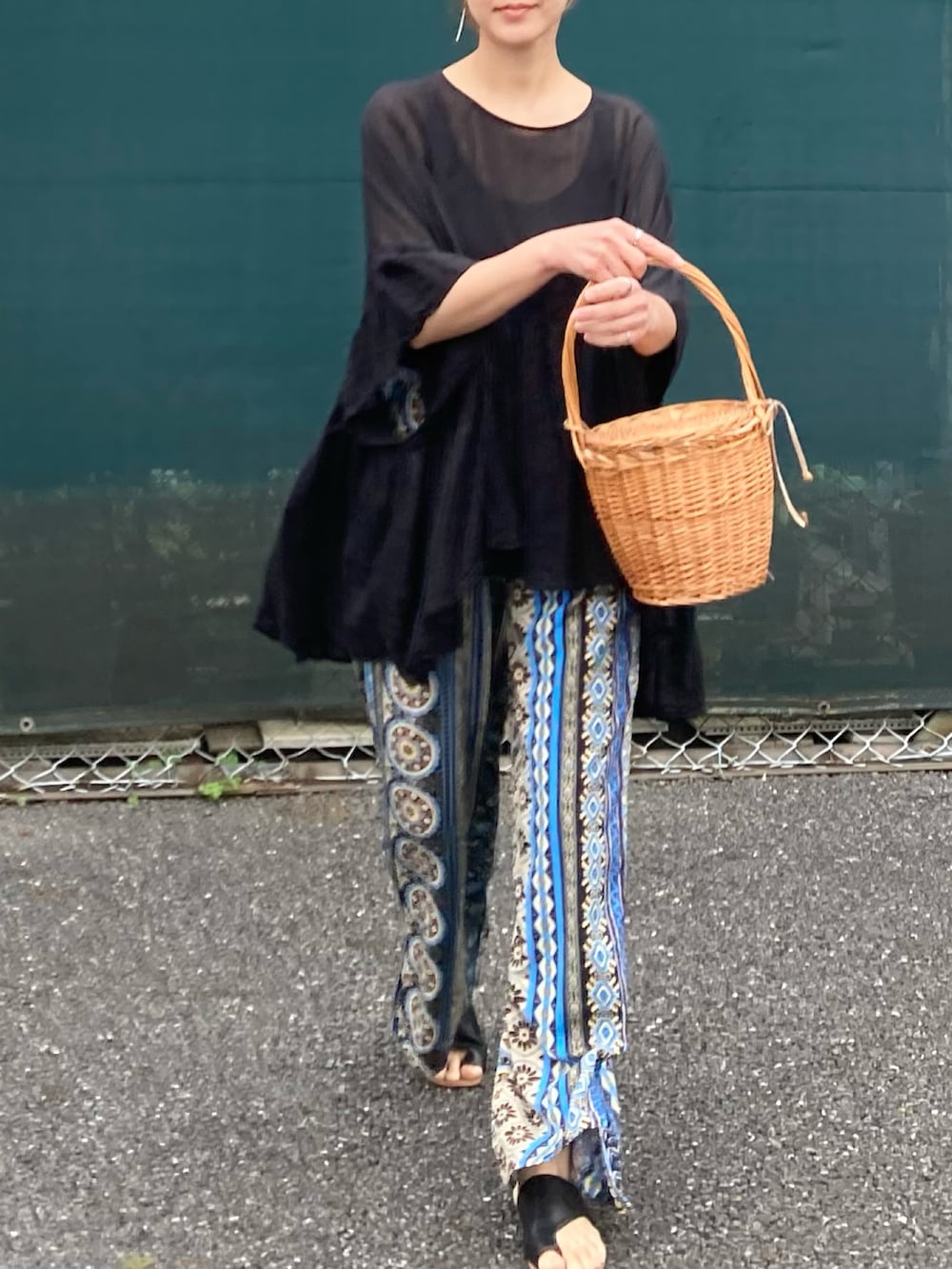 ブラック系のシャツ/ブラウス、ブルー系のその他パンツを着用したレディースの春コーディネートの4枚目の写真