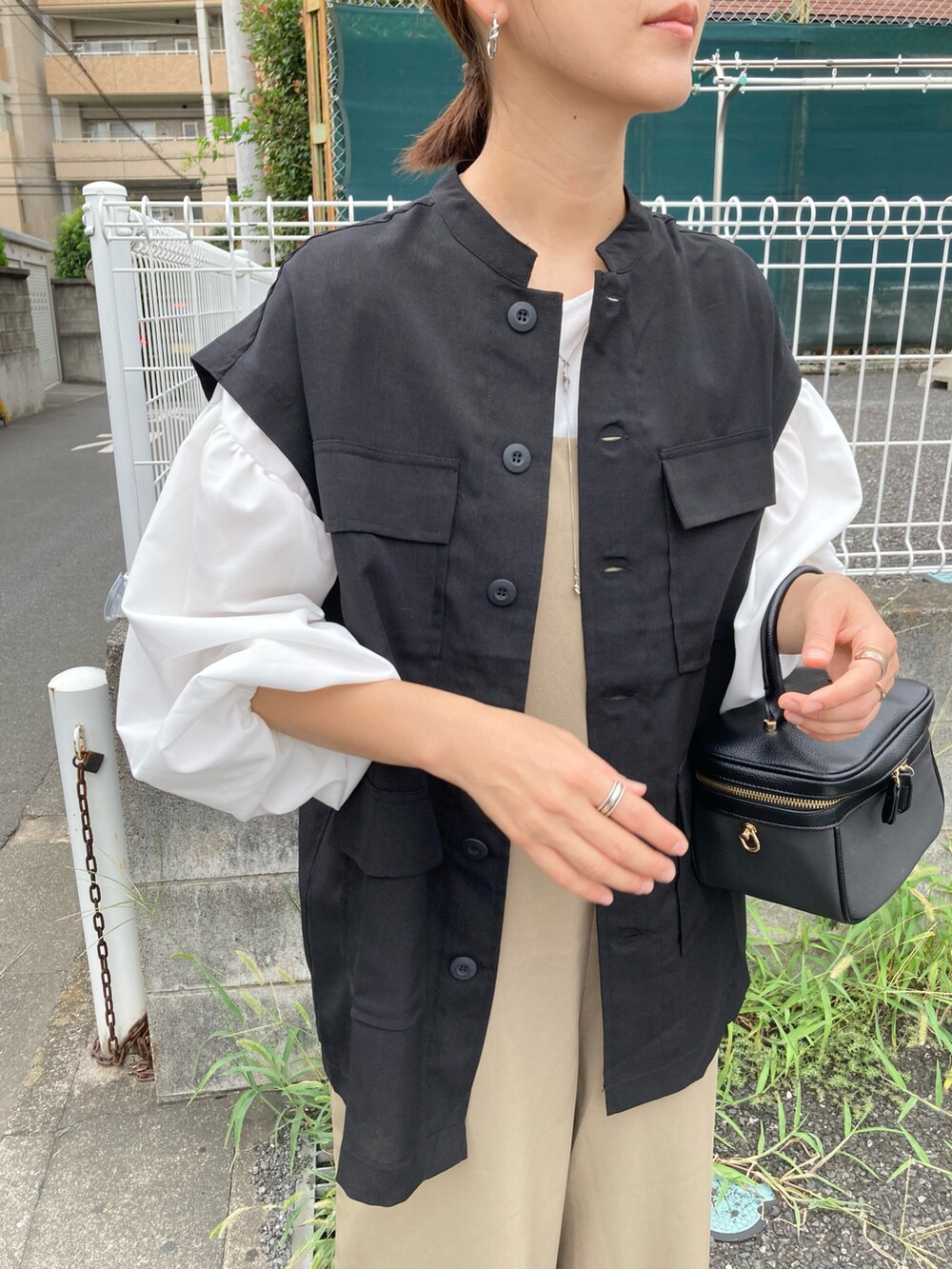 ブラック系のシャツ/ブラウス、ベージュ系のサロペット/オーバーオール、ホワイト系のシャツ/ブラウスを着用したレディースの夏コーディネートの5枚目の写真