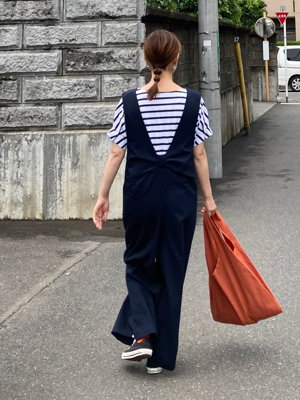 ブルー系のTシャツ/カットソー、ブルー系のサロペット/オーバーオール、オレンジ系のトートバッグを着用したレディースの夏コーディネートの5枚目の写真