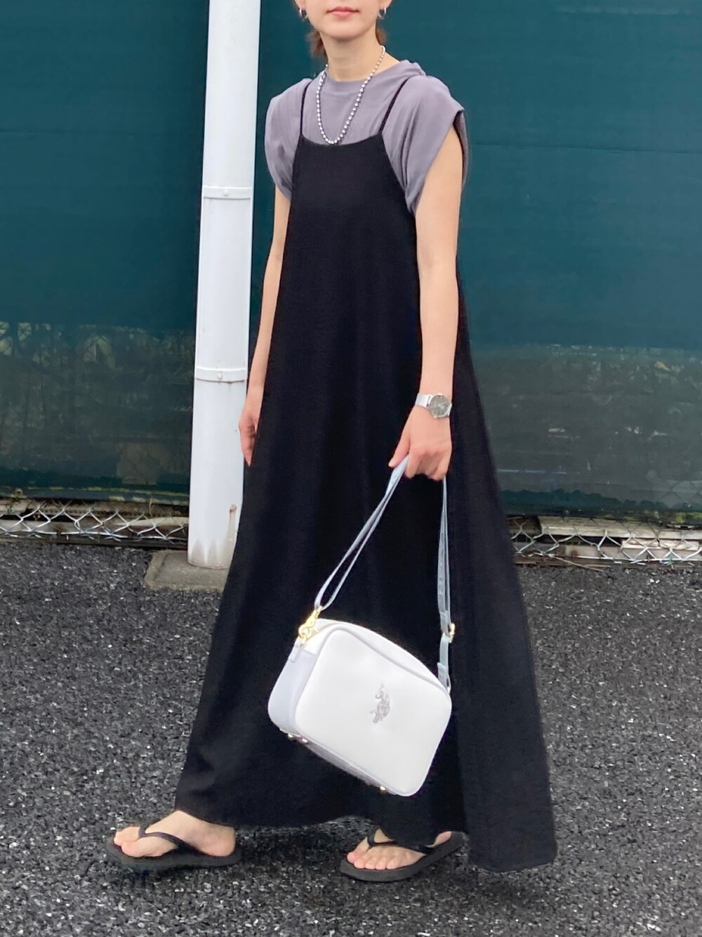 グレー系のTシャツ/カットソー、ブラック系のワンピース、ホワイト系のショルダーバッグを着用したレディースの夏コーディネートの4枚目の写真
