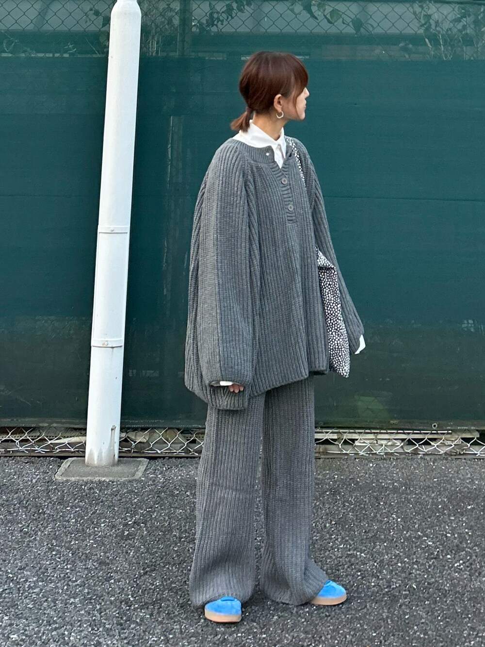 グレー系のニット/セーター、グレー系のその他パンツを着用したレディースの冬コーディネートの2枚目の写真