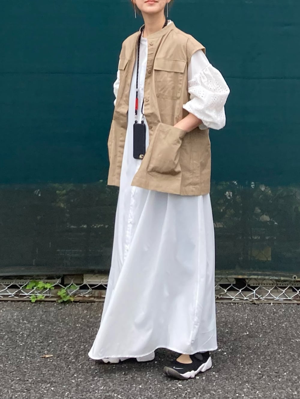 「春夏コーデ、ゆるコーデ、ホワイトコーデ、シンプルコーデ、休日スタイル、レイヤードスタイル、プチプラ、シャツワンピ、ロングワンピース、ボリューム袖、ベスト、ミリタリージャケット、NIKE、カジュアル、エアリフト」｜「CORNERSのコットンツイルミリタリーベスト（ベスト、ベージュ系）」を使った、ＫＲさん（レディース・159cm）の春コーディネートの2枚目の写真