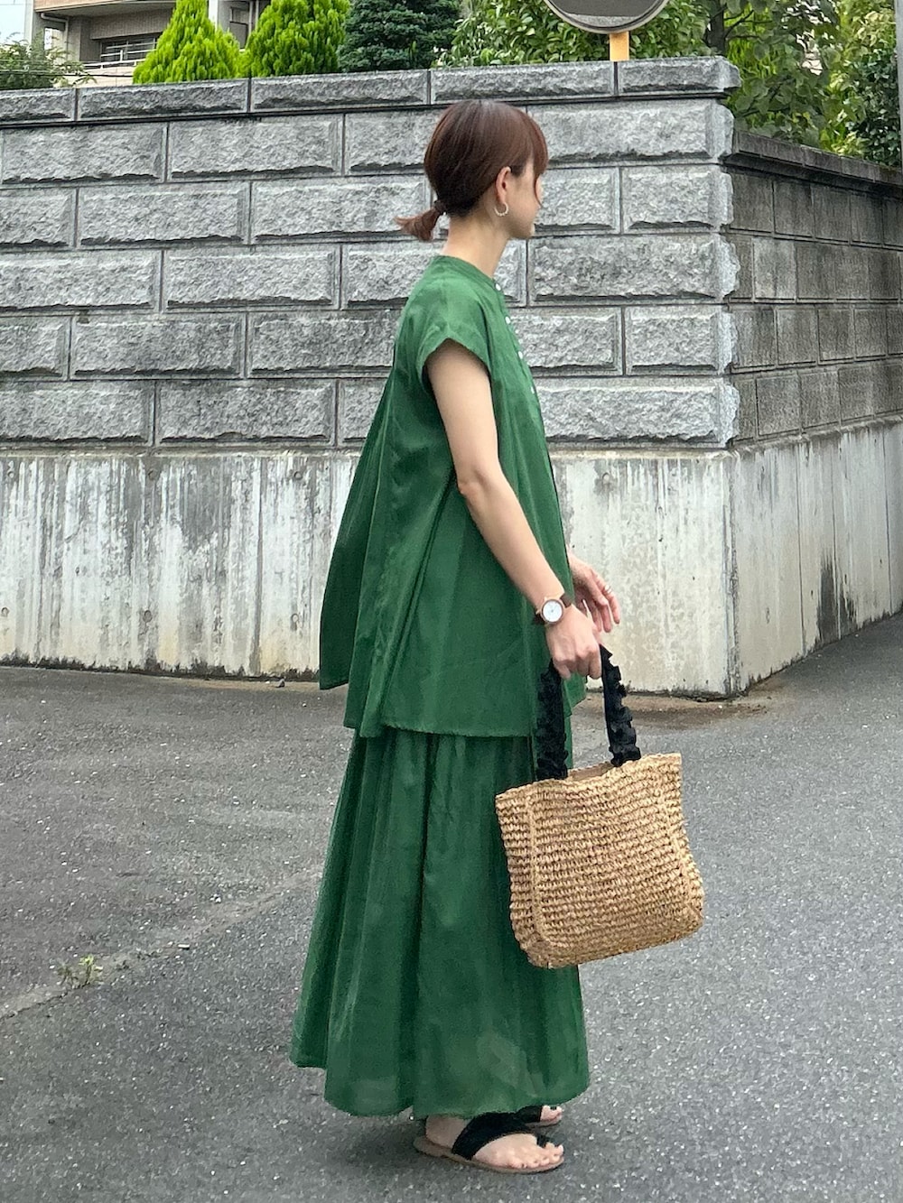 グリーン系のシャツ/ブラウス、グリーン系のスカート、ブラウン系のかごバッグを着用したレディースの夏コーディネートの5枚目の写真