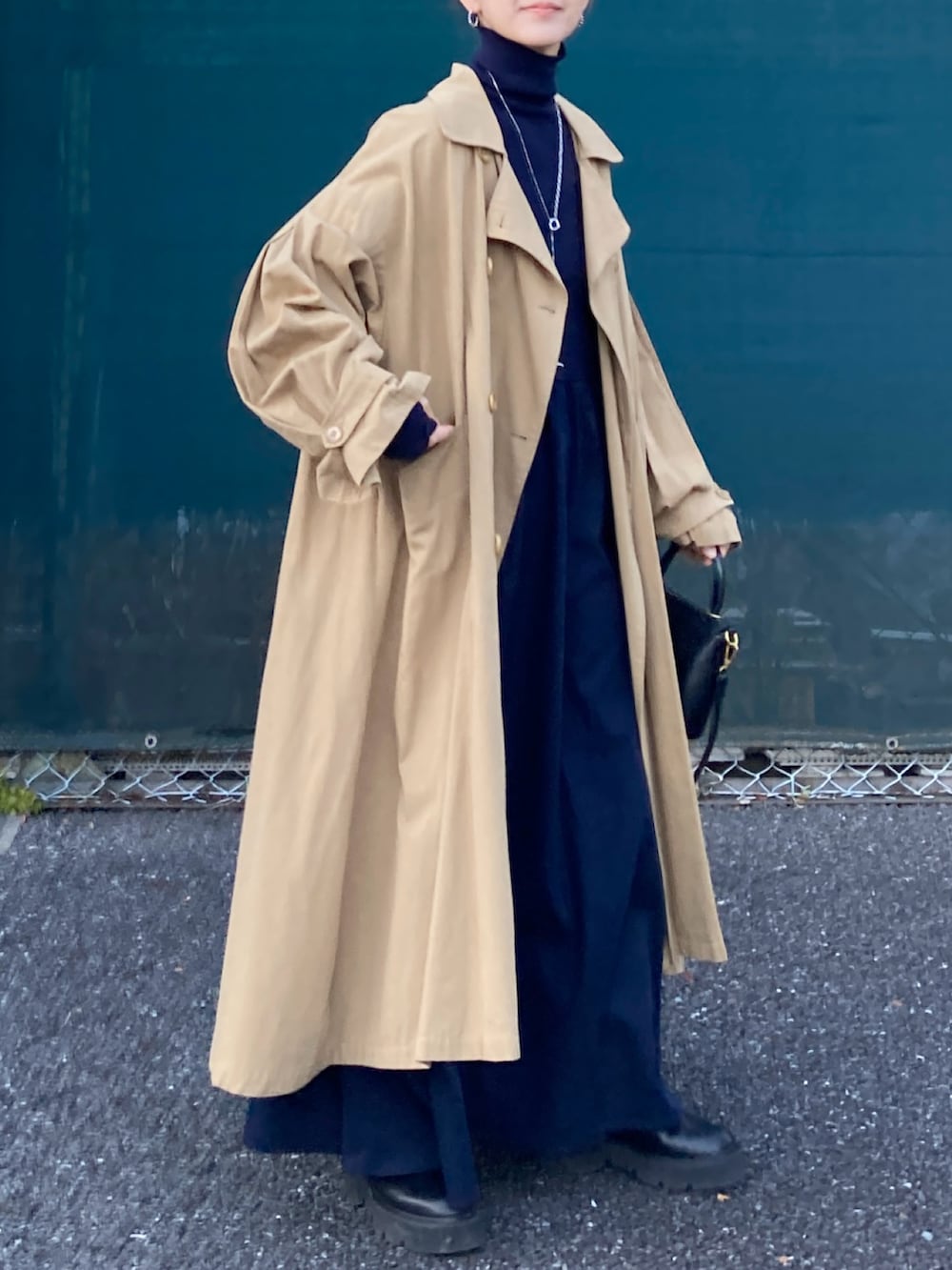 ブルー系のワンピースを着用したレディースの冬コーディネートの2枚目の写真