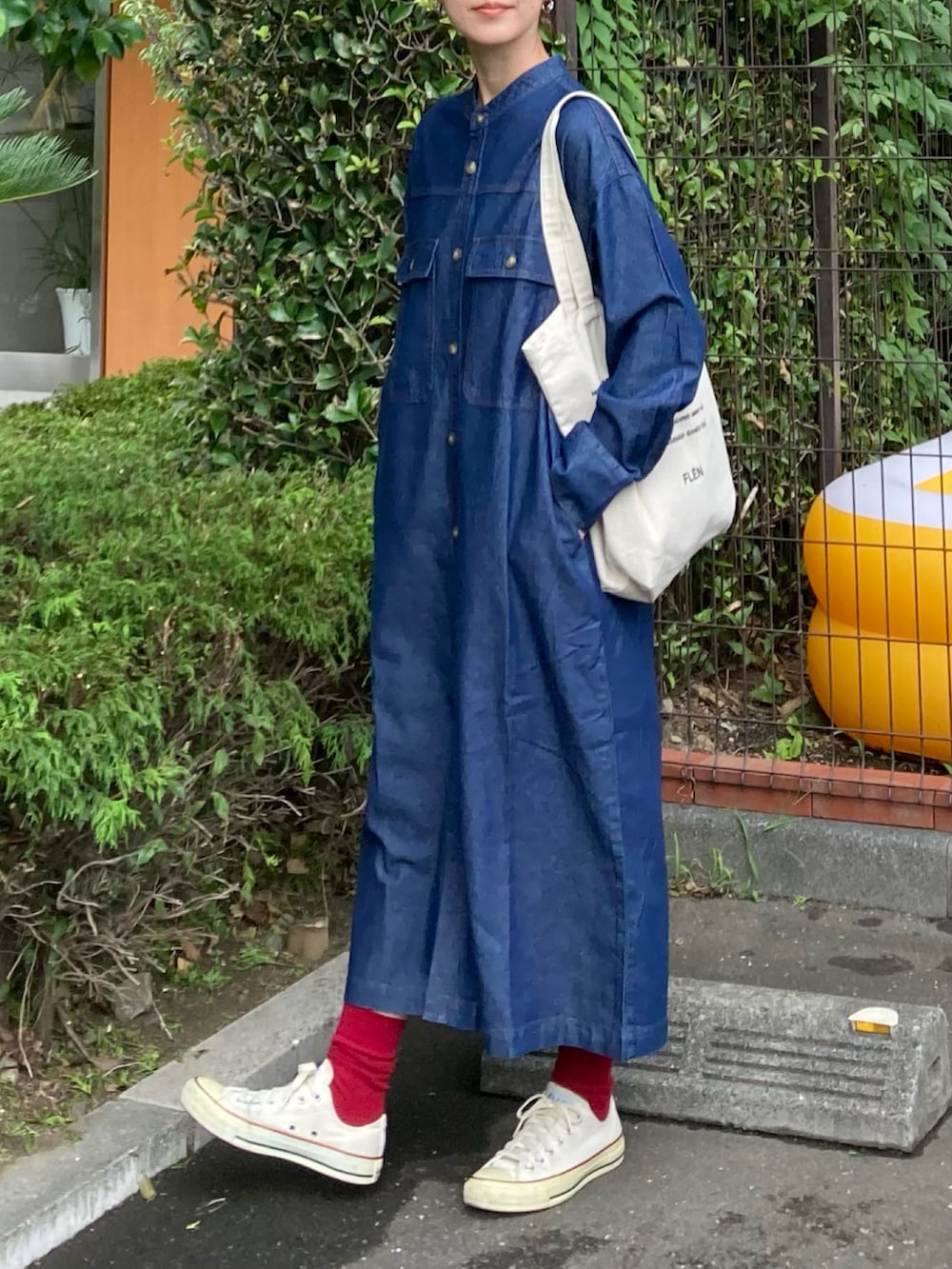 「シンプルコーデ、秋コーデ、秋服準備はじめました、休日スタイル、きれいめカジュアル、大人カジュアル、プチプラ、デニム、デニムジャケット、ロングワンピース、シャツワンピ、トートバッグ、カラーソックス、コンバース、Samansa Mos2 blue」｜「Samansa Mos2 blueの【ECO DENIM】ロングジャケット（デニムジャケット、ブルー系）」を使った、ＫＲさん（レディース・159cm）の夏コーディネートの3枚目の写真