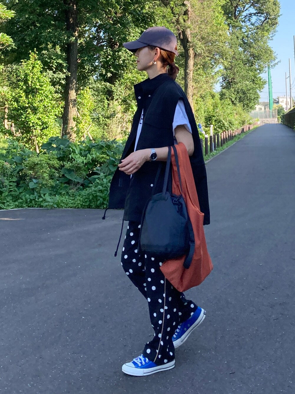 その他のTシャツ/カットソー、ブラック系のベスト、その他のその他パンツを着用したレディースの夏コーディネートの4枚目の写真