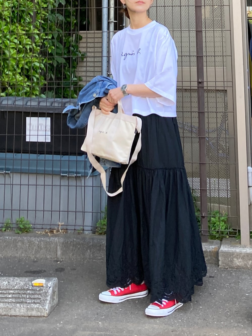 「春夏コーデ、夏コーデ、シンプルコーデ、プチプラ、モノトーン、きれいめカジュアル、休日スタイル、ショート丈トップス、白Tシャツ、ロゴT、ロングスカート、トートバッグ、コンバース、ビタミンカラー、agnes b.」｜「agnes b.のWEB限定 S137 TS YOKO Tシャツ（Tシャツ/カットソー、ホワイト系）」を使った、ＫＲさん（レディース・159cm）の春コーディネートの2枚目の写真