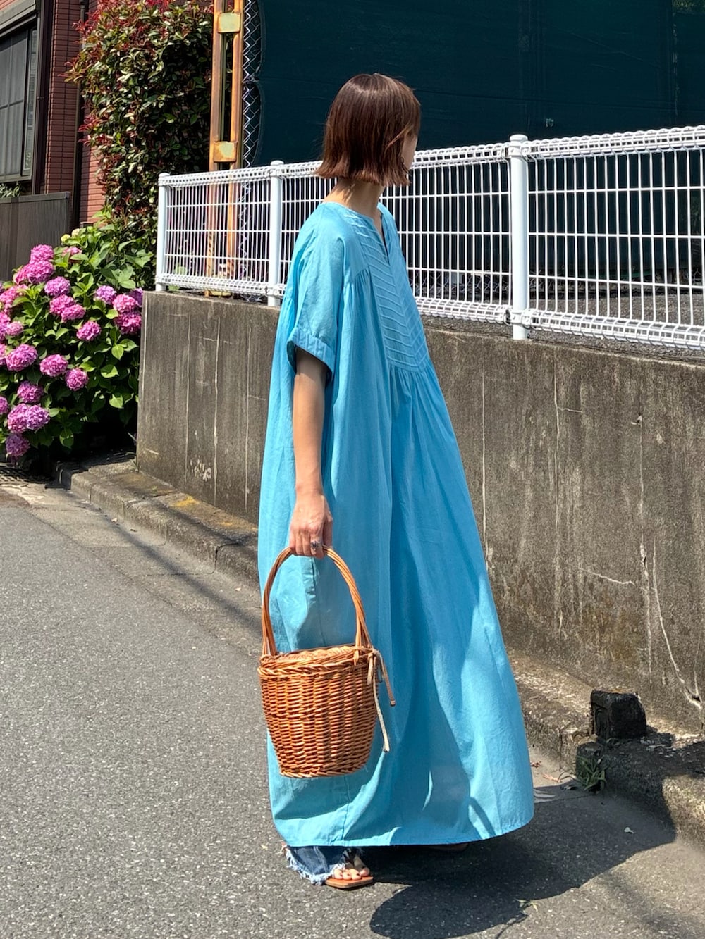 ブルー系のワンピース、ブルー系のデニムパンツを着用したレディースの夏コーディネートの3枚目の写真