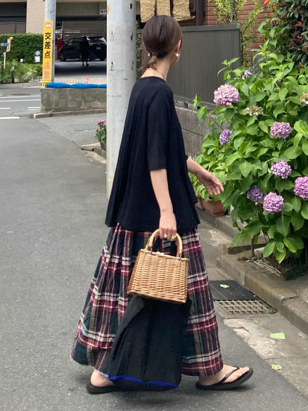 ブラック系のTシャツ/カットソー、グリーン系のスカート、ブラック系のエコバッグ/サブバッグを着用したレディースの夏コーディネートの4枚目の写真