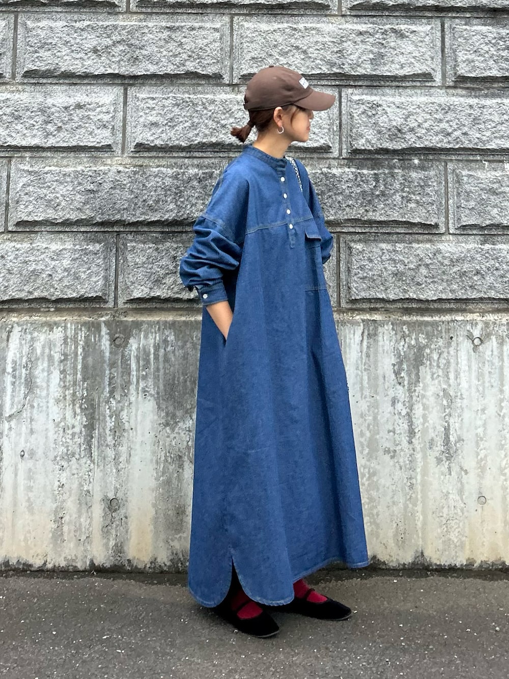 「春夏コーデ、シンプルコーデ、お出かけコーデ、デニム、ワンピース、ロングワンピース、プチプラ、きれいめカジュアル、大人カジュアル、カラーソックス、バレエシューズ、キャップ、トートバッグ、休日スタイル」｜「CORNERS by KRの【CORNERS by KR】デニムヘンリーネックワンピース（ワンピース、ブルー系）」を使った、ＫＲさん（レディース・159cm）の春コーディネートの3枚目の写真
