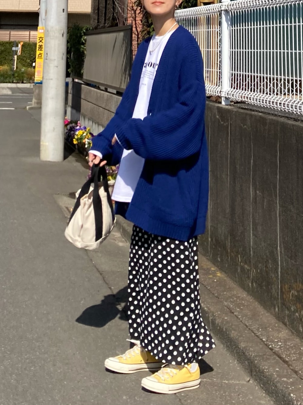 ホワイト系のTシャツ/カットソー、ブルー系のカーディガン/ボレロ、ブラック系のスカートを着用したレディースの冬コーディネートの3枚目の写真