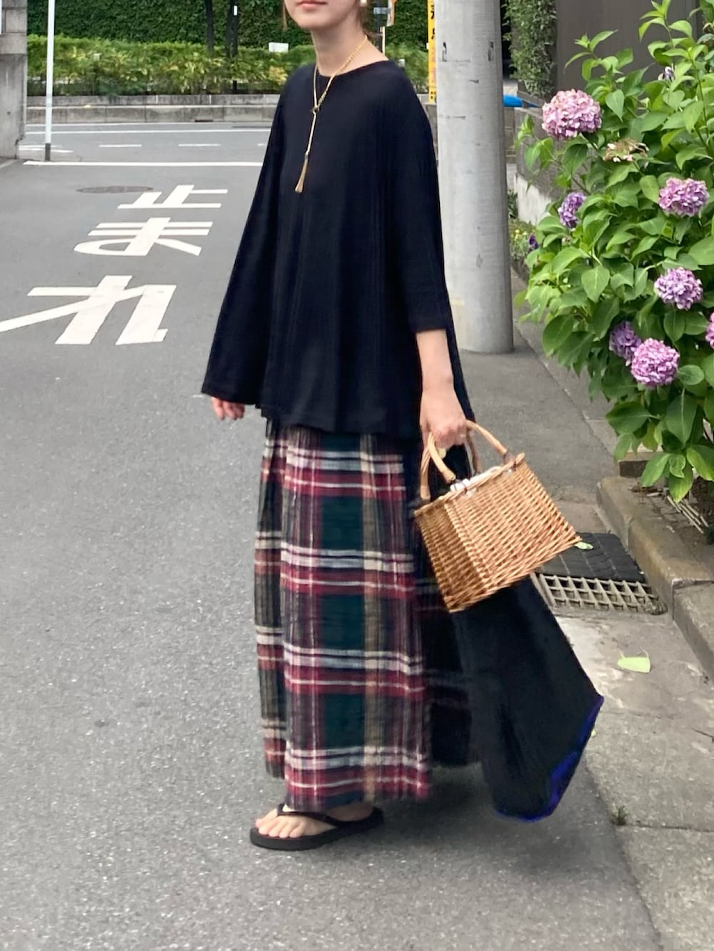 ブラック系のTシャツ/カットソー、グリーン系のスカート、ブラック系のエコバッグ/サブバッグを着用したレディースの夏コーディネートの3枚目の写真