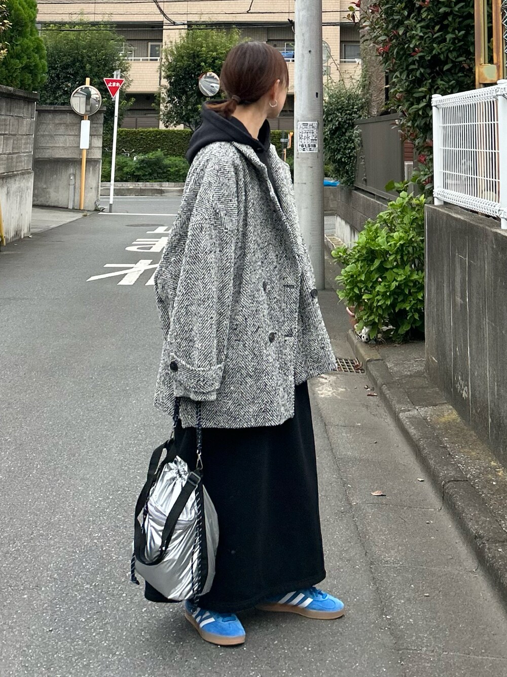 「ピーコート、冬アウター、冬コーデ、お出かけコーデ、モノトーン、レイヤードスタイル、休日スタイル、プチプラ、きれいめカジュアル、パーカー、スウェット、ワンピース、ショルダーバッグ、スニーカー、adidas」｜「notch.の【 notch.by yui 】ヘリンボーンＰコート（ピーコート、その他）」を使った、ＫＲさん（レディース・159cm）の秋コーディネートの3枚目の写真
