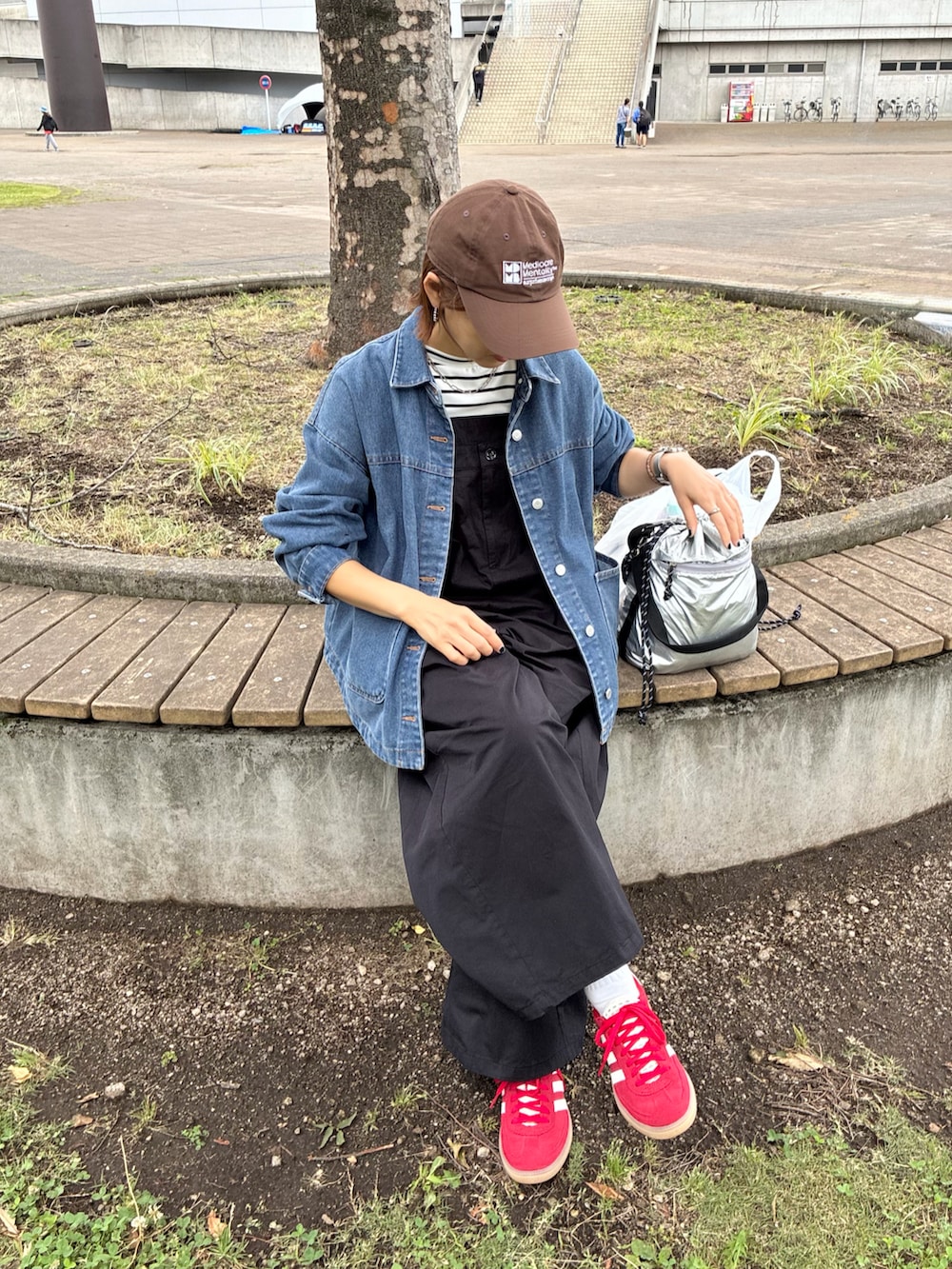 ブラック系のサロペット/オーバーオール、ホワイト系のTシャツ/カットソー、ブルー系のデニムジャケットを着用したレディースの夏コーディネートの2枚目の写真