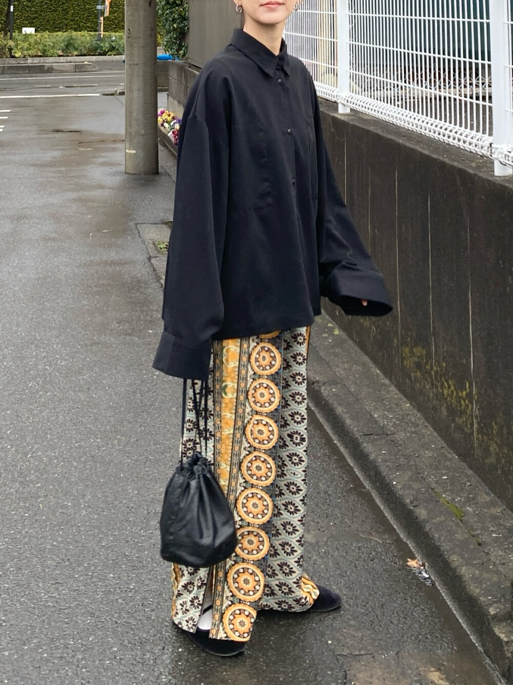 ブラック系のシャツ/ブラウス、イエロー系のその他パンツを着用したレディースの冬コーディネートの4枚目の写真