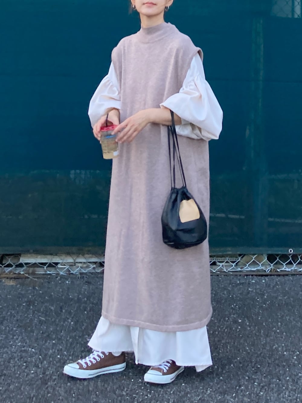 「秋服準備はじめました、秋コーデ、淡色コーデ、レイヤードスタイル、休日スタイル、ベージュ、プチプラ、きれいめカジュアル、ロングワンピース、ニットワンピース、ワンピース、ベスト、ボリューム袖、ミニバッグ、巾着バッグ」｜「CORNERS by KRのCORNERS by KR 2wayハイネックスリットニットワンピ（ワンピース、ベージュ系）」を使った、ＫＲさん（レディース・159cm）の秋コーディネートの3枚目の写真