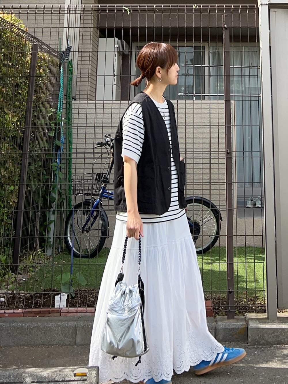 その他のTシャツ/カットソー、ホワイト系のスカート、シルバー系のショルダーバッグを着用したレディースの春コーディネートの2枚目の写真