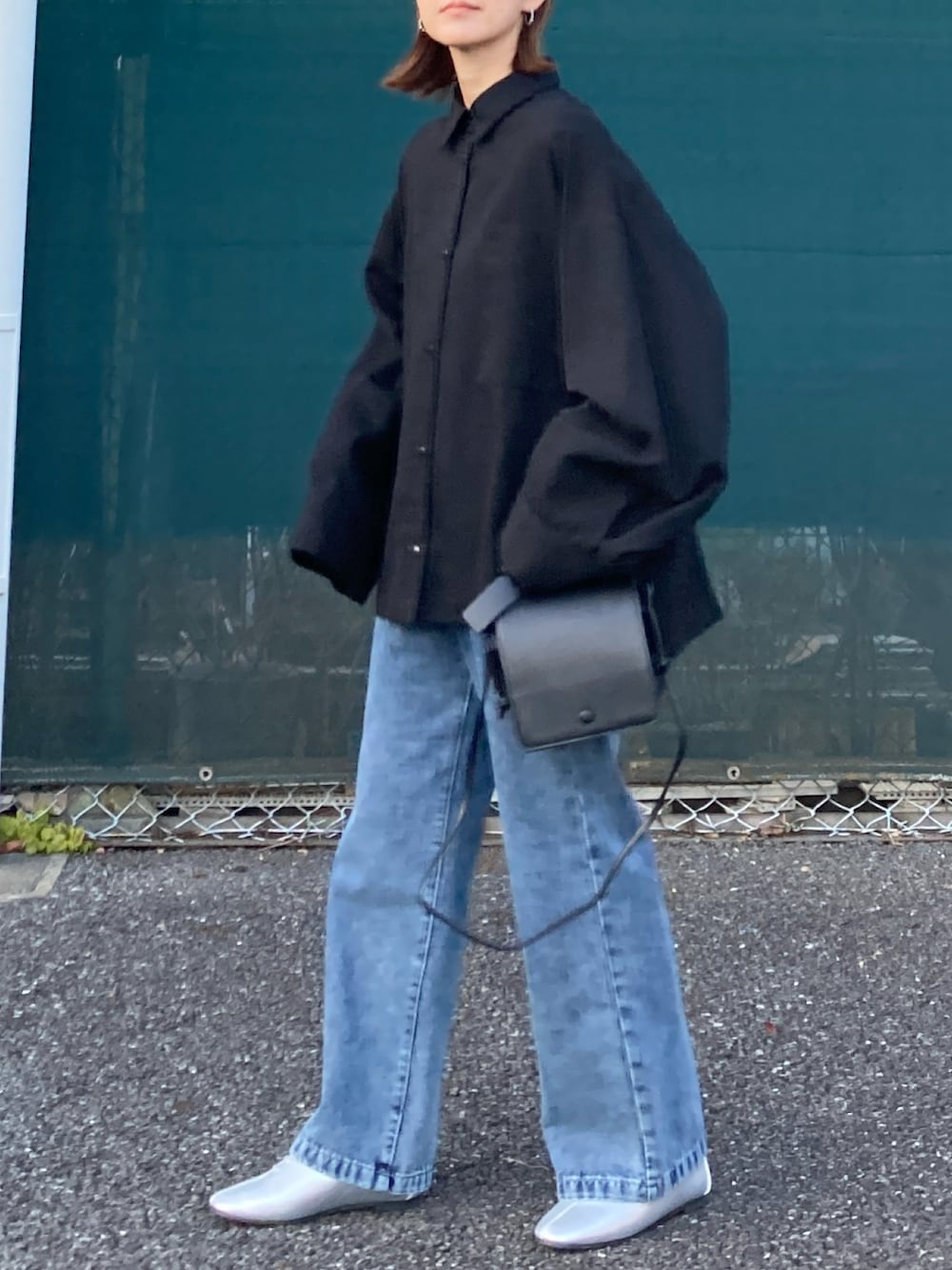 ブラック系のシャツ/ブラウス、ブルー系のデニムパンツ、シルバー系のドレスシューズを着用したレディースの冬コーディネートの3枚目の写真