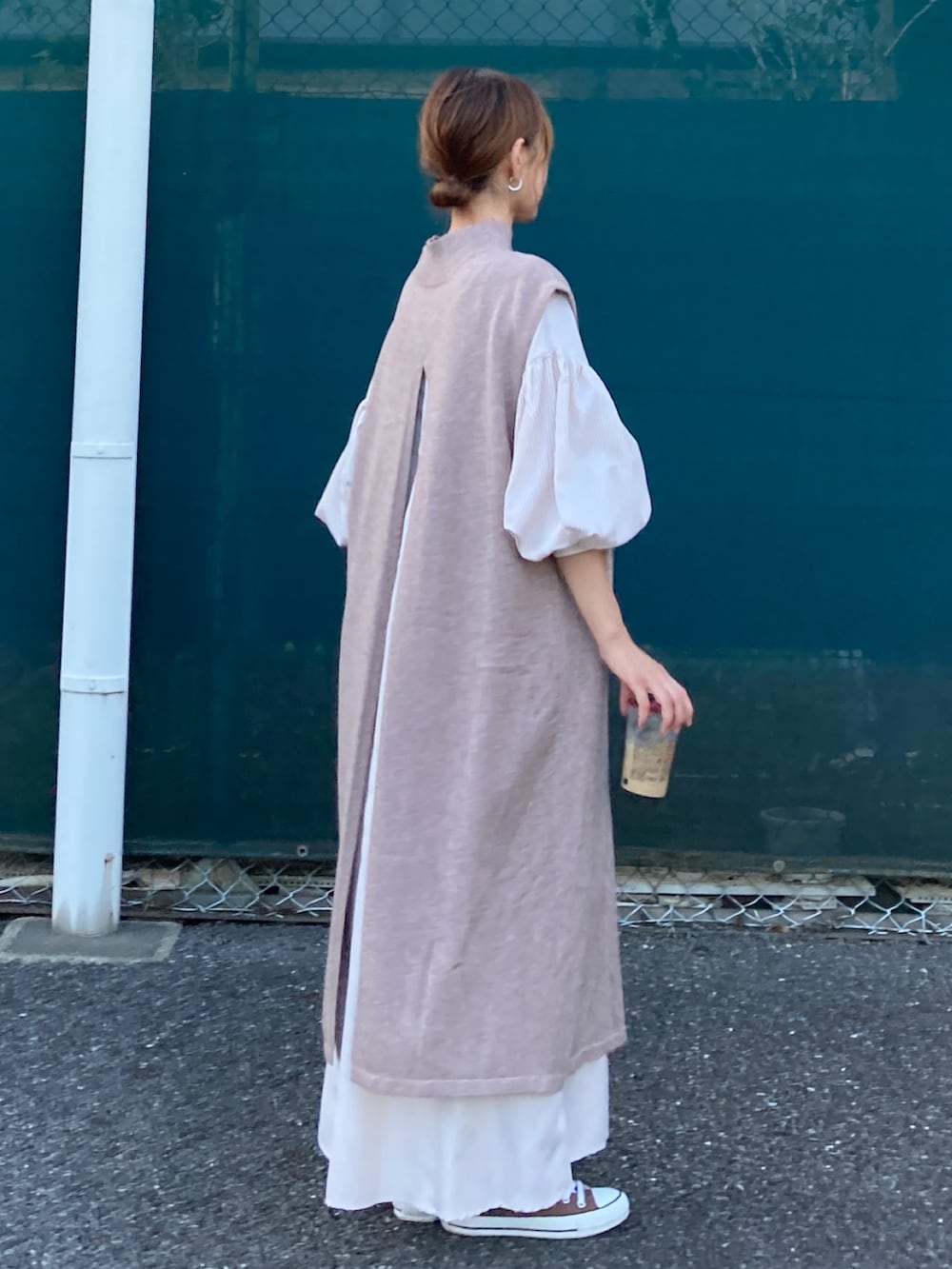 「秋服準備はじめました、秋コーデ、淡色コーデ、レイヤードスタイル、休日スタイル、ベージュ、プチプラ、きれいめカジュアル、ロングワンピース、ニットワンピース、ワンピース、ベスト、ボリューム袖、ミニバッグ、巾着バッグ」｜「CORNERS by KRのCORNERS by KR 2wayハイネックスリットニットワンピ（ワンピース、ベージュ系）」を使った、ＫＲさん（レディース・159cm）の秋コーディネートの4枚目の写真