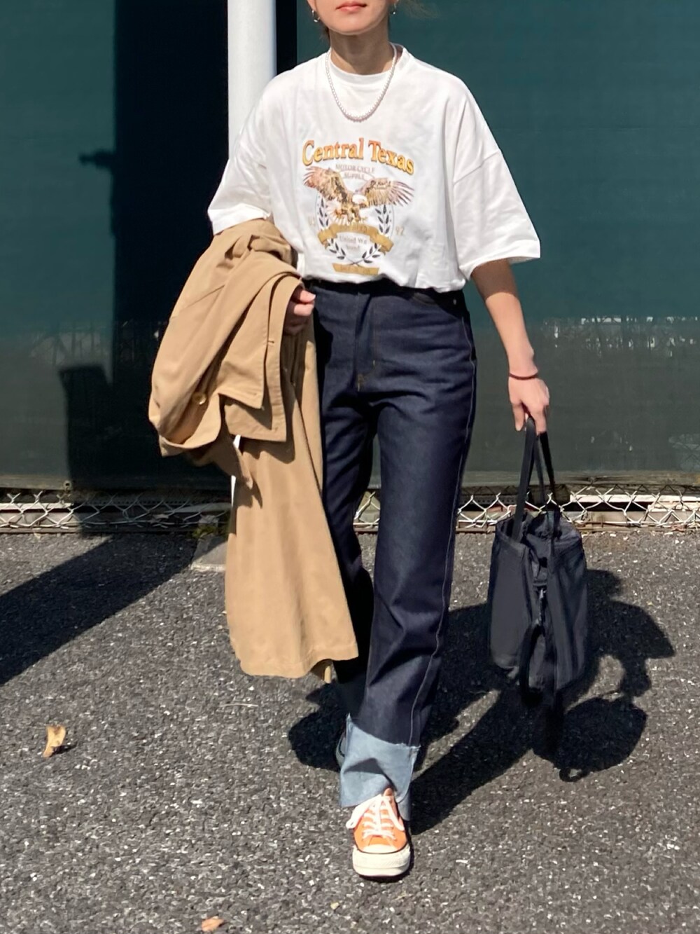 「ほめられ本命コーデ、シンプルコーデ、春コーデ、プチプラ、トレンチコート、ロングコート、プリントT、白Tシャツ、バケットバッグ、UNIQLO、タックイン、デニム、スニーカー、コンバース、春色」｜「CORNERSのイーグルプリントTシャツ（Tシャツ/カットソー、ホワイト系）」を使った、ＫＲさん（レディース・159cm）の冬コーディネートの3枚目の写真