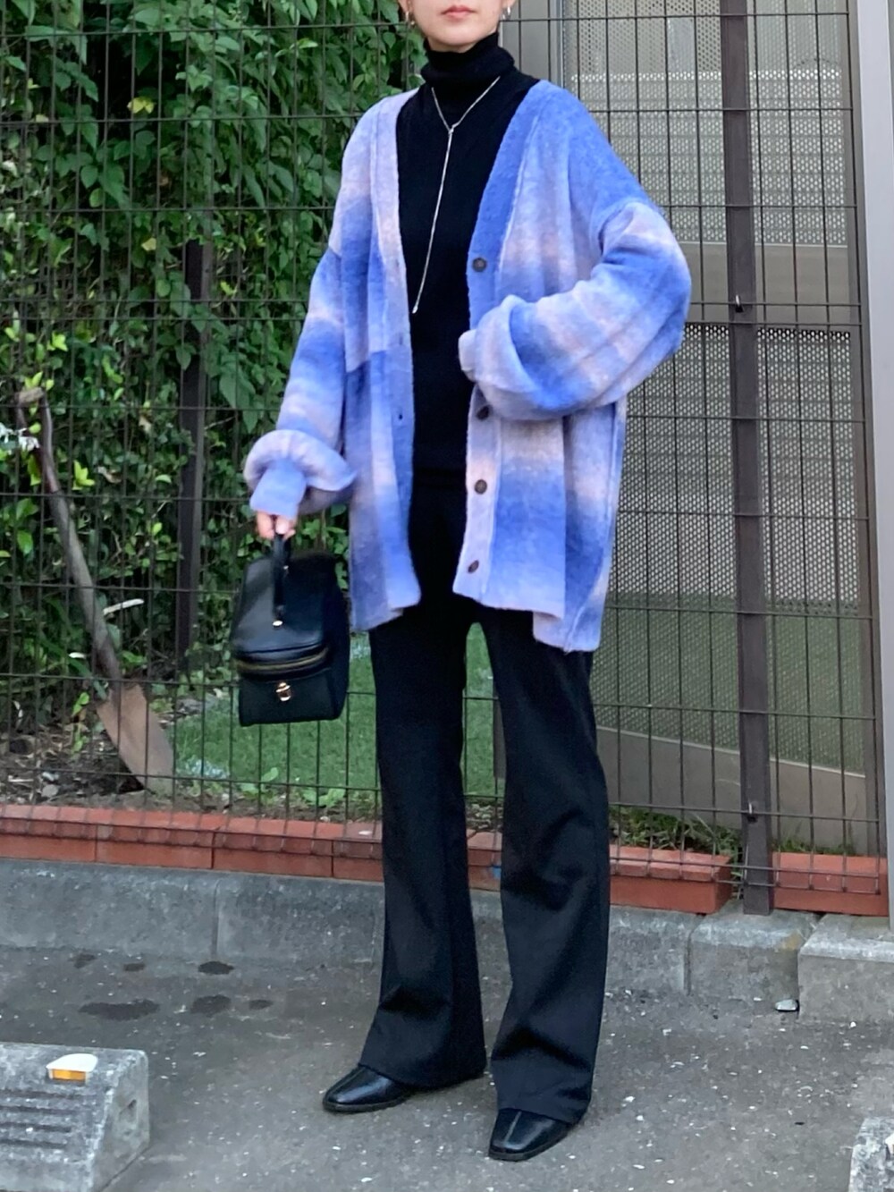 ブルー系のカーディガン/ボレロ、ブラック系のその他パンツ、ブラック系のショルダーバッグを着用したレディースの秋コーディネートの4枚目の写真