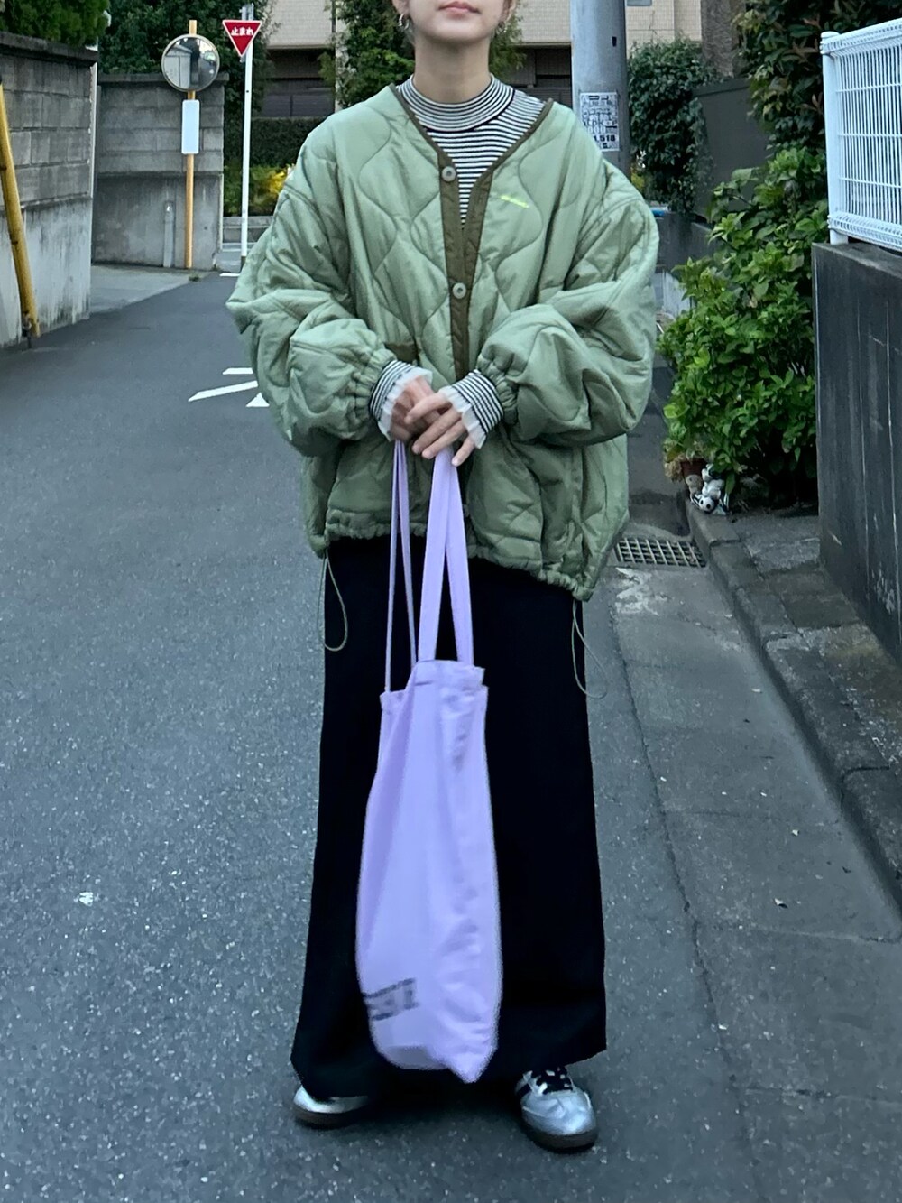 「秋っぽコーデ更新中、秋コーデ、秋冬コーデ、きれいめカジュアル、プチプラ、レイヤードスタイル、休日スタイル、キルティング、キルティングジャケット、ボーダー、ジャンパースカート、ロングスカート、トートバッグ、スニーカー、ビッグシルエット」｜「notch.の【 notch. by KR 】オーバーキルティングジャケット（ノーカラージャケット、グリーン系）」を使った、ＫＲさん（レディース・159cm）の秋コーディネートの4枚目の写真