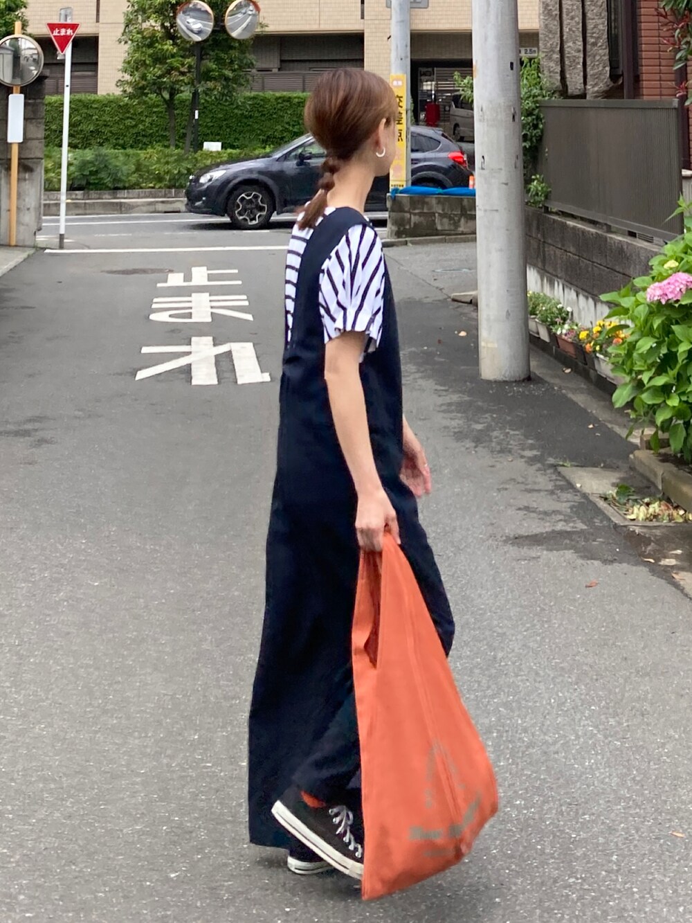 ブルー系のTシャツ/カットソー、ブルー系のサロペット/オーバーオール、オレンジ系のトートバッグを着用したレディースの夏コーディネートの3枚目の写真