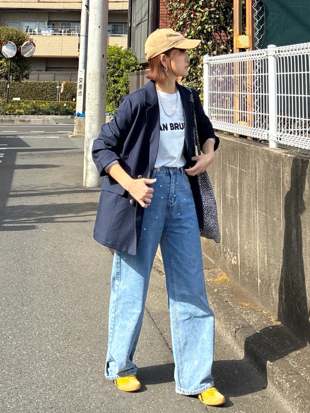 ブルー系のテーラードジャケット、ホワイト系のTシャツ/カットソー、ブルー系のデニムパンツを着用したレディースの春コーディネートの3枚目の写真