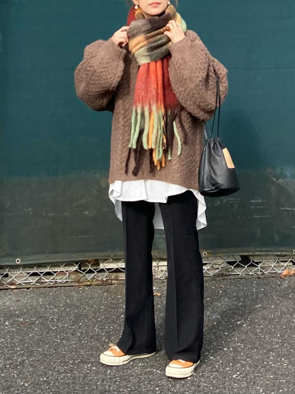 ブラウン系のニット/セーター、ホワイト系のシャツ/ブラウス、ブラック系のその他パンツを着用したレディースの冬コーディネートの4枚目の写真