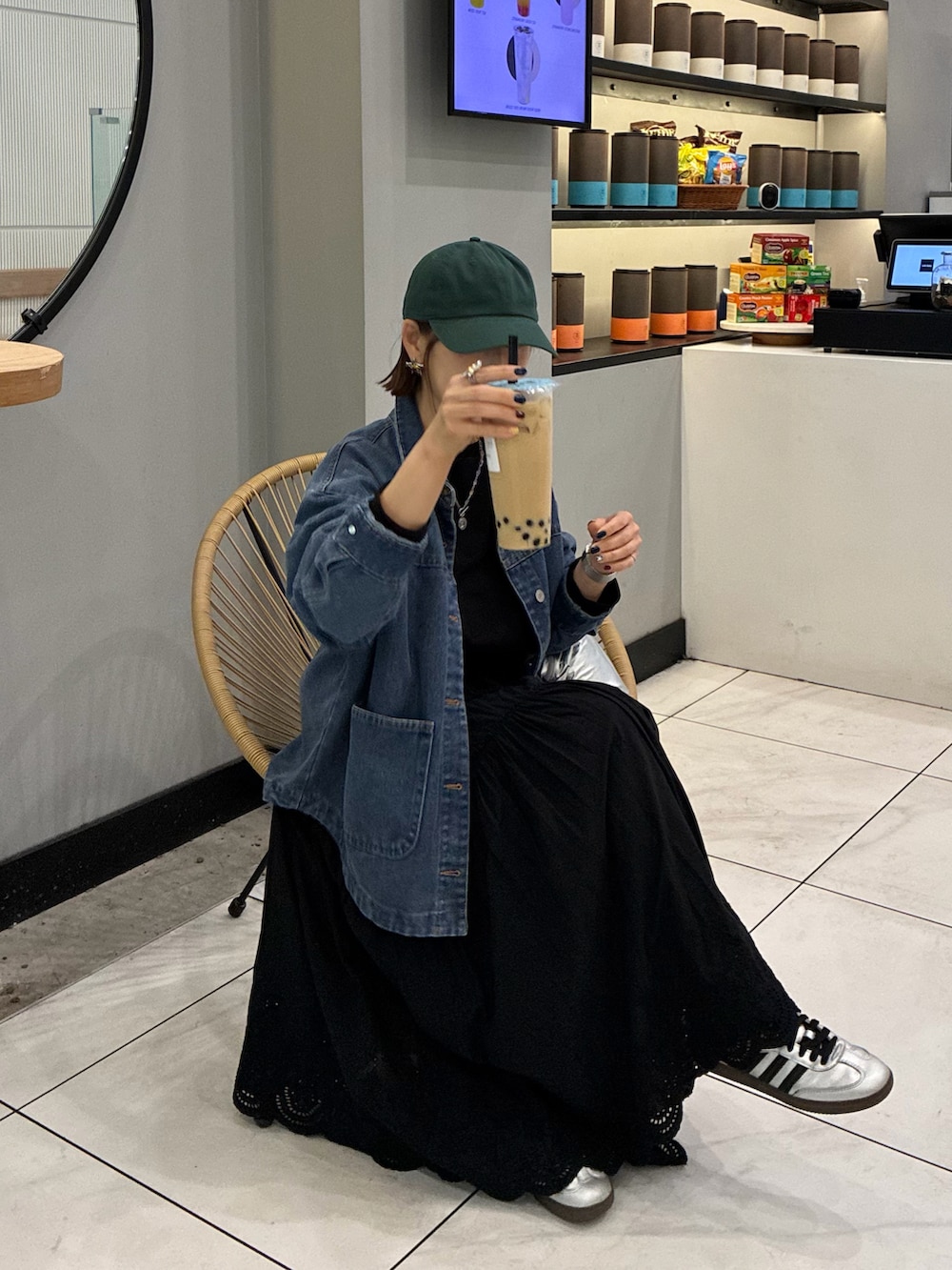 ブルー系のデニムジャケット、ブラック系のTシャツ/カットソー、ブラック系のスカートを着用したレディースの春コーディネートの5枚目の写真