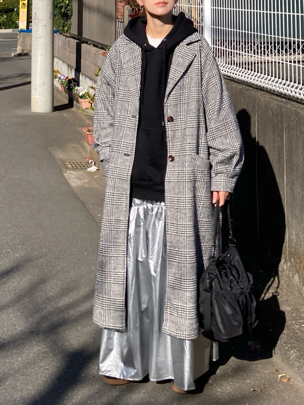 「チェック、冬コーデ、新星WEARISTAにエントリー、クリスマスに着たい服、マイベストコーデ2023、きれいめカジュアル、レイヤードスタイル、休日スタイル、ロングコート、パーカー、ロングスカート、メタリック、スニーカー、プチプラ」｜「CORNERSのチェック柄ボリューム袖コート（チェスターコート、ブラック系）」を使った、ＫＲさん（レディース・159cm）の冬コーディネートの3枚目の写真