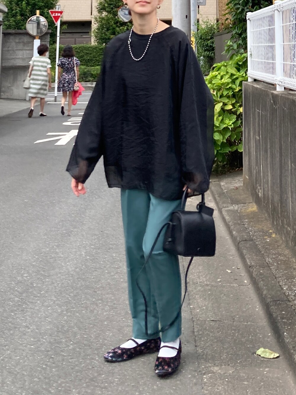 ブラック系のシャツ/ブラウス、グリーン系のその他パンツ、ブラック系のバレエシューズを着用したレディースの夏コーディネートの4枚目の写真
