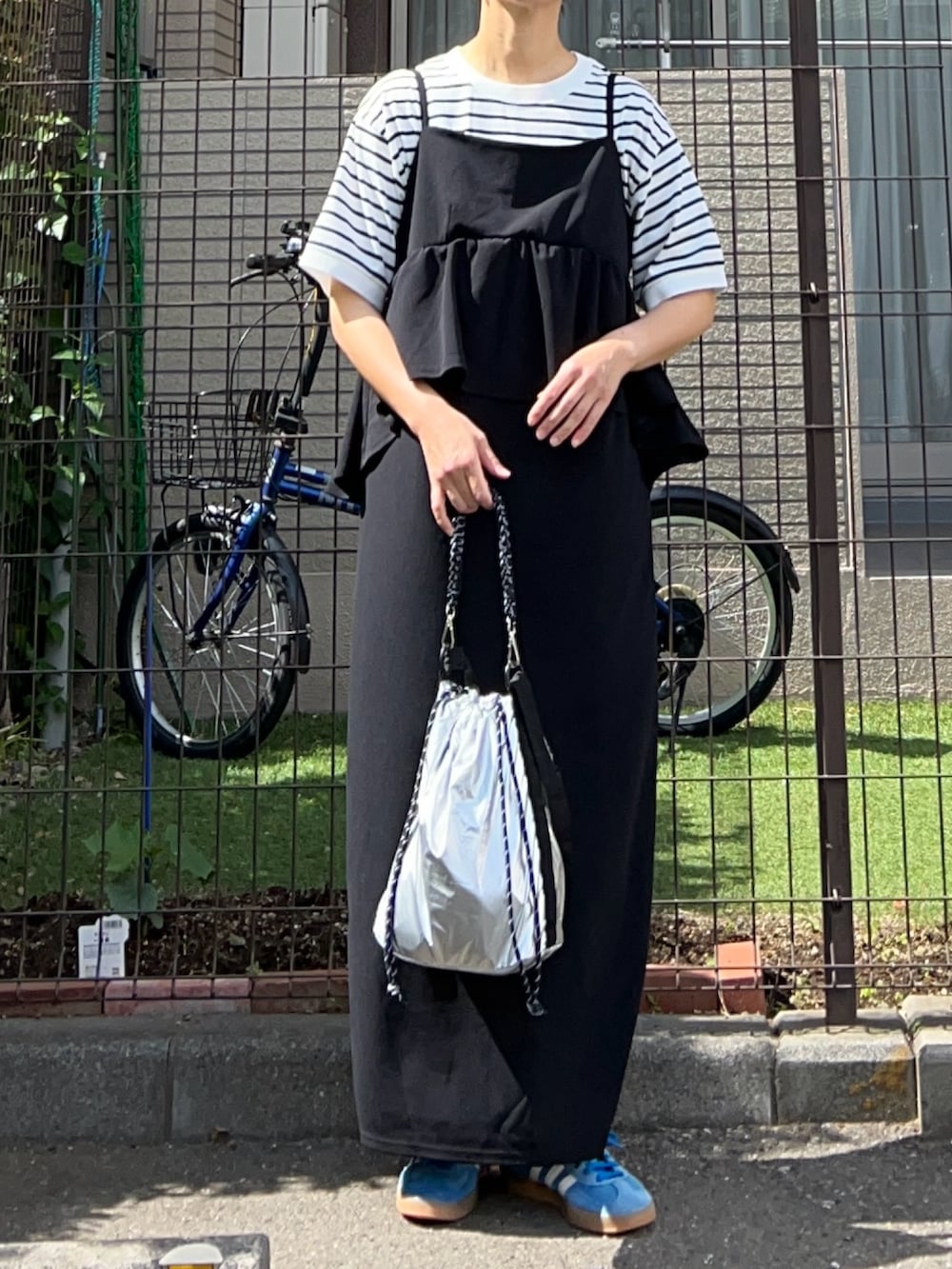 ブラック系のワンピース、その他のTシャツ/カットソー、シルバー系のショルダーバッグを着用したレディースの春コーディネートの2枚目の写真