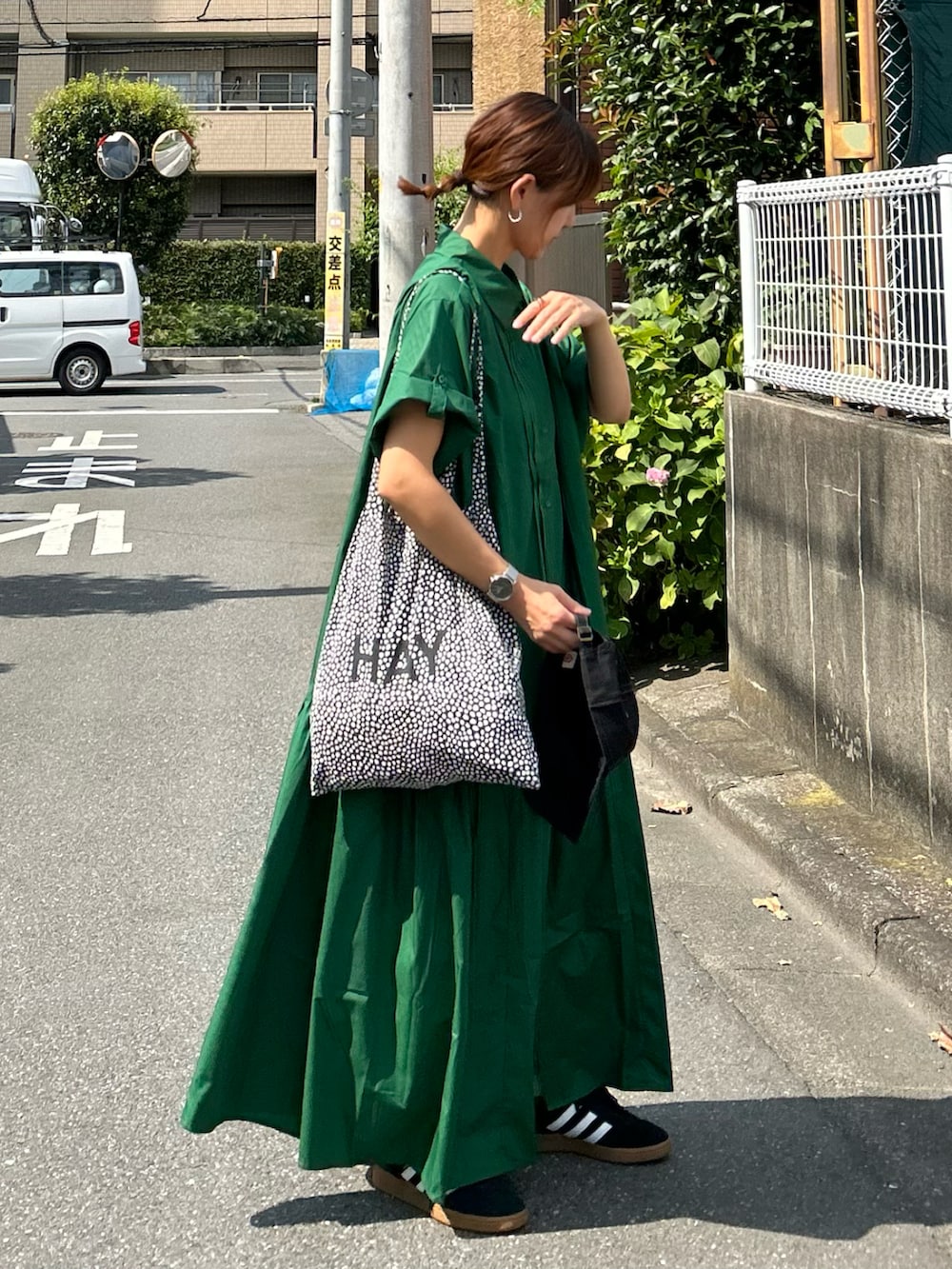「夏コーデ、アツいコーデ全部見せ、プチプラ、シンプル、きれいめカジュアル、休日スタイル、ワンピース、シャツワンピ、トートバッグ、スニーカー」｜「CORNERSの【CORNERS by KR】サイドギャザーシャツワンピース（シャツワンピース、グリーン系）」を使った、ＫＲさん（レディース・159cm）の夏コーディネートの3枚目の写真