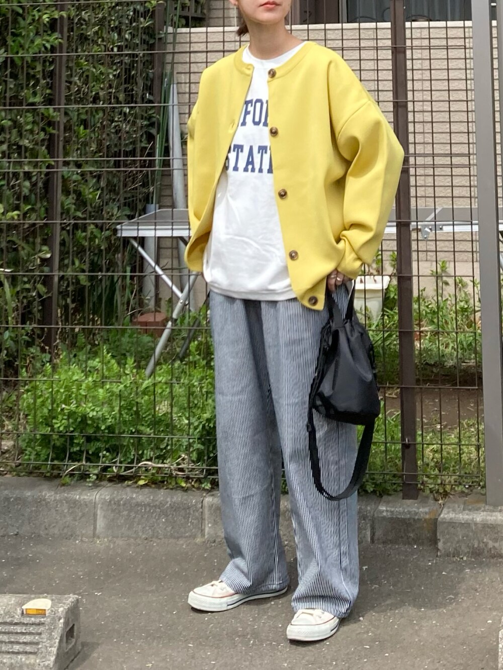 ホワイト系のTシャツ/カットソー、イエロー系のカーディガン/ボレロ、その他のその他パンツを着用したレディースの春コーディネートの4枚目の写真