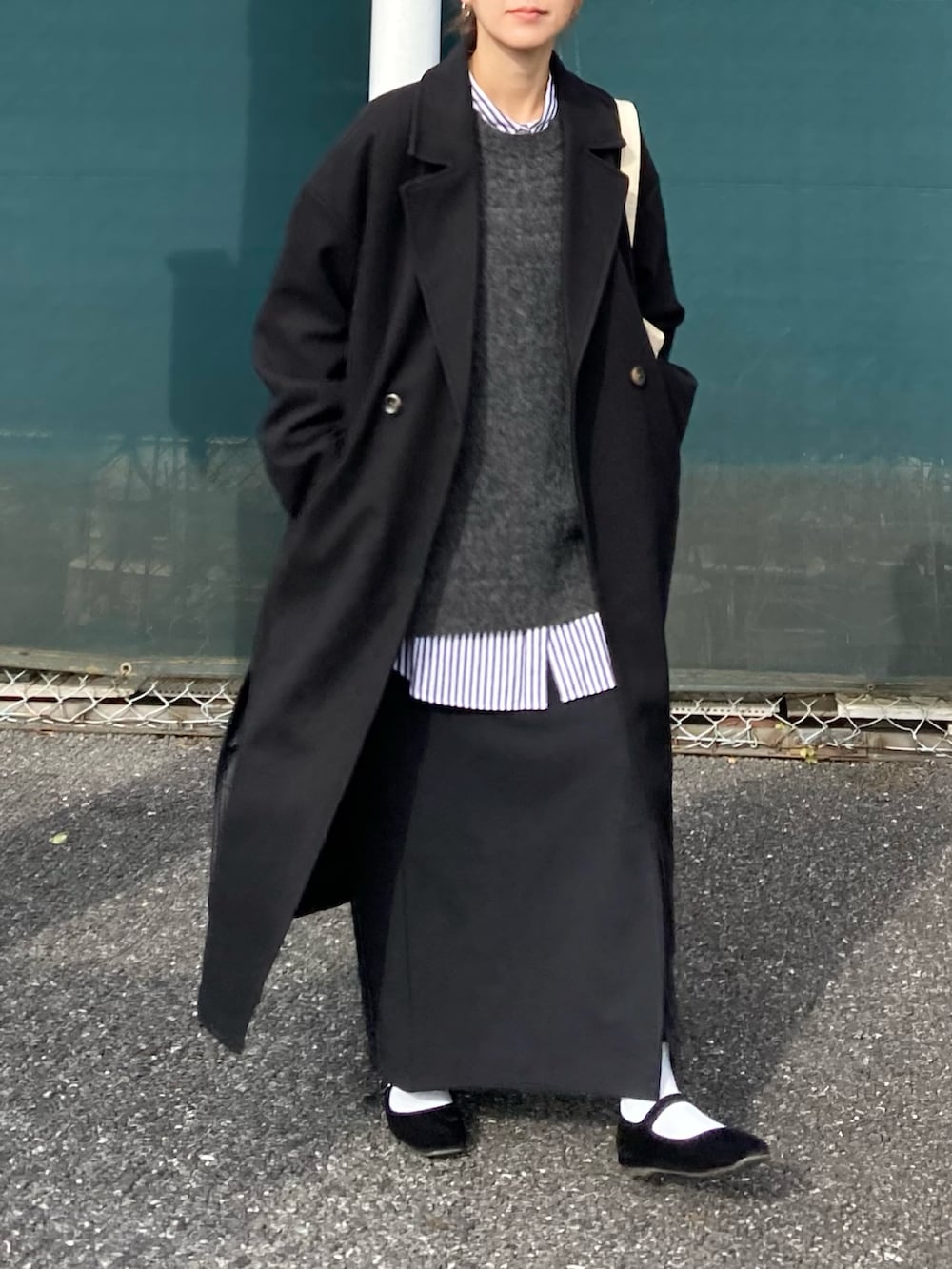 ブラック系のその他アウター、グレー系のその他トップス、ブラック系のスカートを着用したレディースの冬コーディネートの2枚目の写真