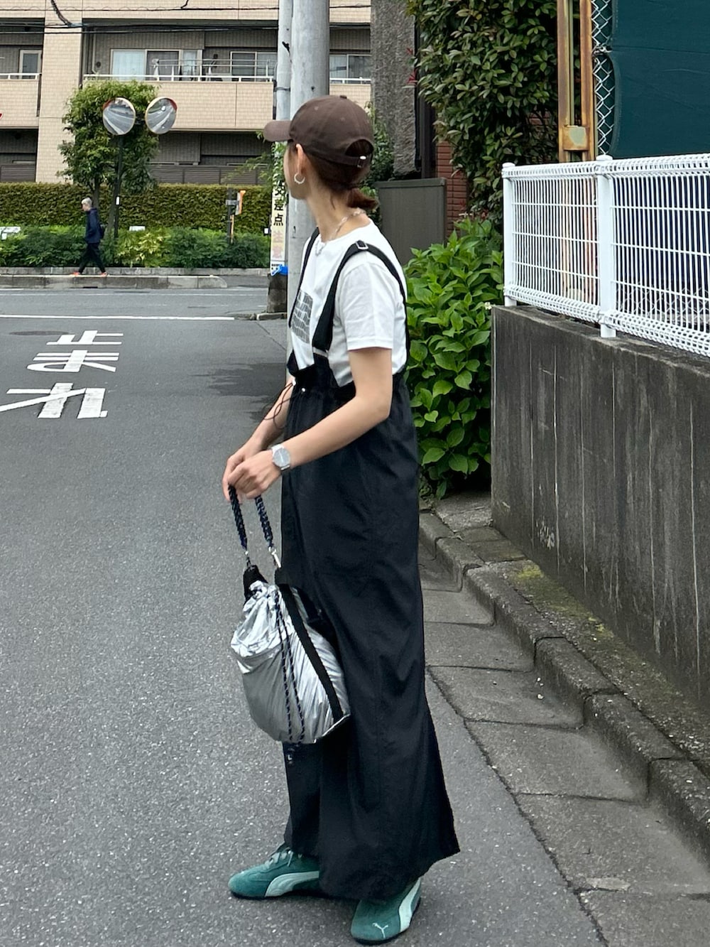 「やっぱり帽子が好き、シンプルコーデ、夏コーデ、お出かけコーデ、モノトーン、きれいめカジュアル、大人カジュアル、プチプラ、休日スタイル、キャップ、Tシャツ、白Tシャツ、ジャンパースカート、ロングスカート、スニーカー」｜「notch.の【 notch. by KR 】サスペンダーツキハイウエストスカート（ジャンパースカート、ブラック系）」を使った、ＫＲさん（レディース・159cm）の春コーディネートの2枚目の写真